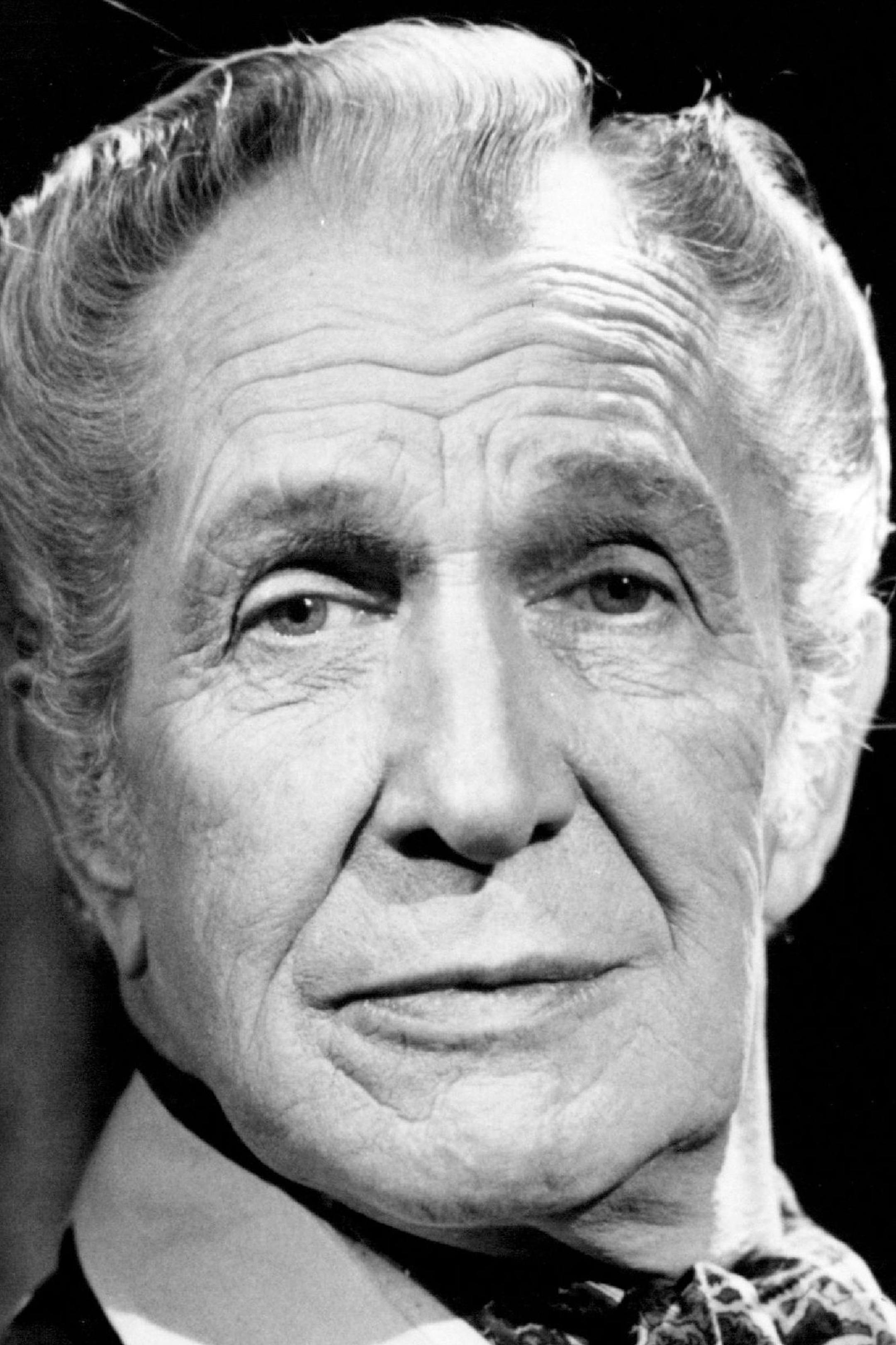 Goosebump Grandee: Host-narrator Vincent Price sets the scene for the chi11er-di11ers encoring on the Mobil- funded MYSTERY! on PBS beginning Tuesday evening, July 6, at 9 (ET)