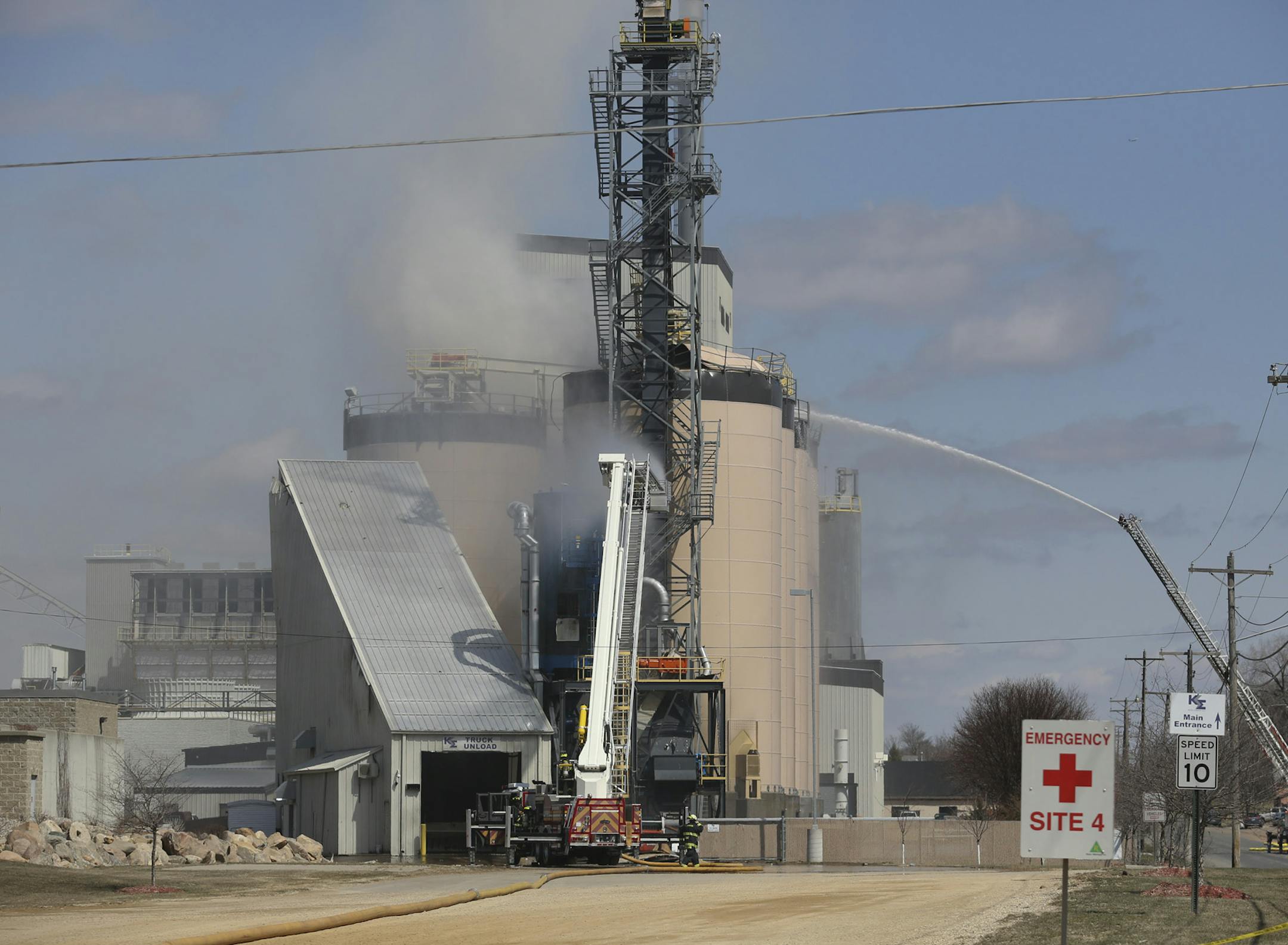 Mdewakanton and Shakopee fire departments tried to water down silos one and four after an explosion in the afternoon at an energy plant that is a joint venture between Koda Energy and Rahr Malting in Shakopee Min., Thursday, April 25, 2013. ] (KYNDELL HARKNESS/STAR TRIBUNE) kyndell.harkness@startribune.com