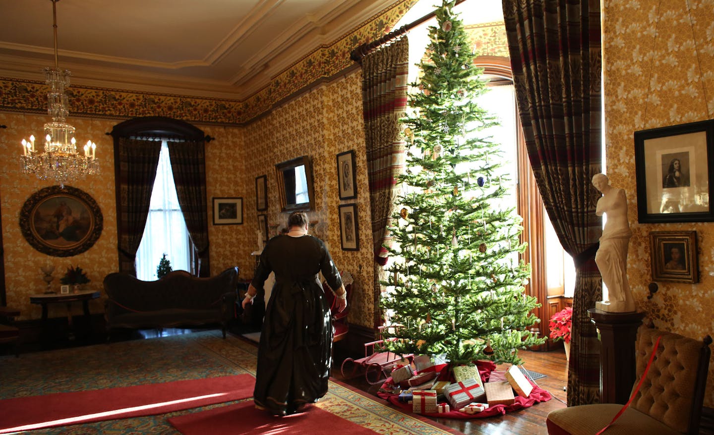 Carol Seim waited in the parlor for the arrival of another group going on the Victorian Christmas tour at the Ramsey House in St. Paul, Saturday, November 23, 2013. ] (KYNDELL HARKNESS/STAR TRIBUNE) kyndell.harkness@startribune.com