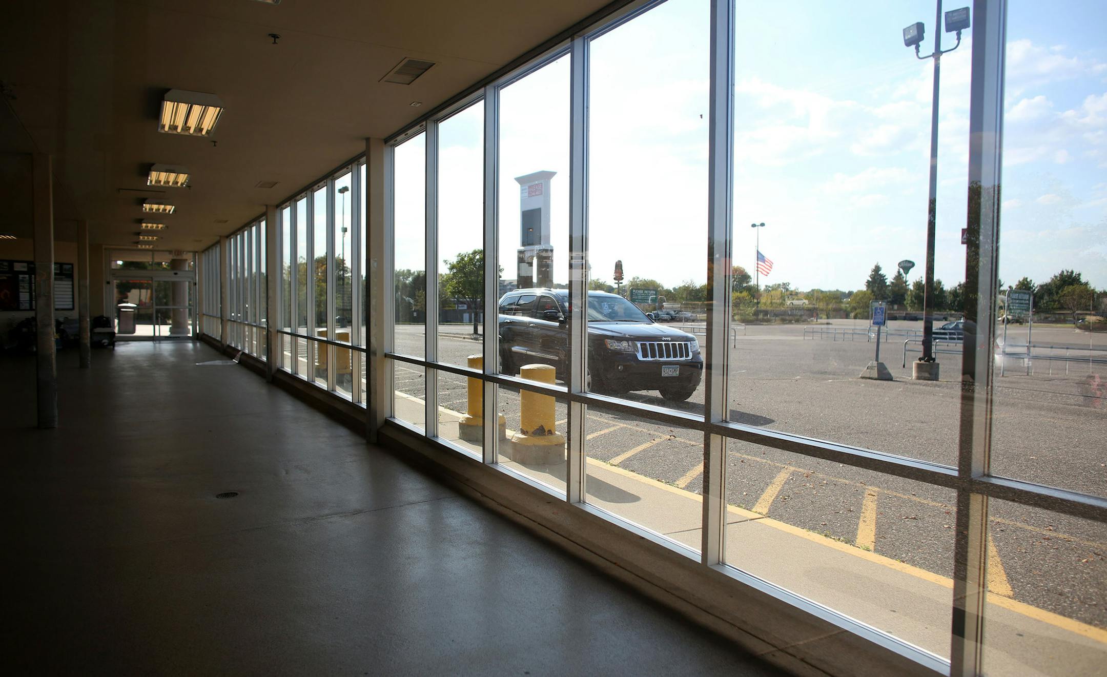 A peek inside this closed Rainbow. ] (KYNDELL HARKNESS/STAR TRIBUNE) kyndell.harkness@startribune.com At the Gateway North Mall in Cottage Grove Min., Friday, September 26, 2014.