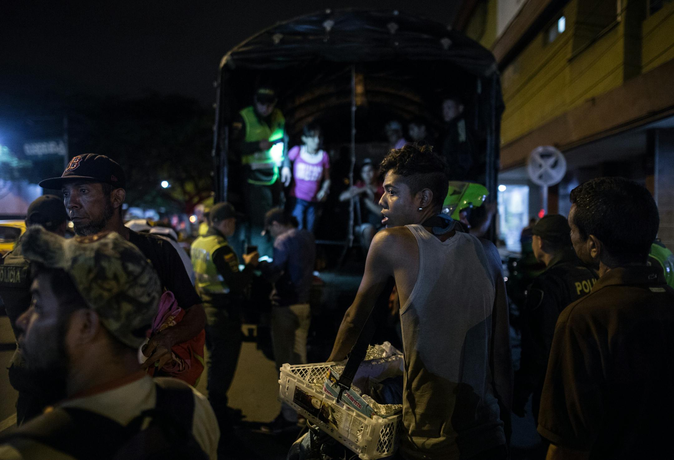 Migrants are put in a truck to be taken back to Venezuela. MUST CREDIT: Photo for The Washington Post by Ivan Valencia ORG XMIT: 126.0.360759263