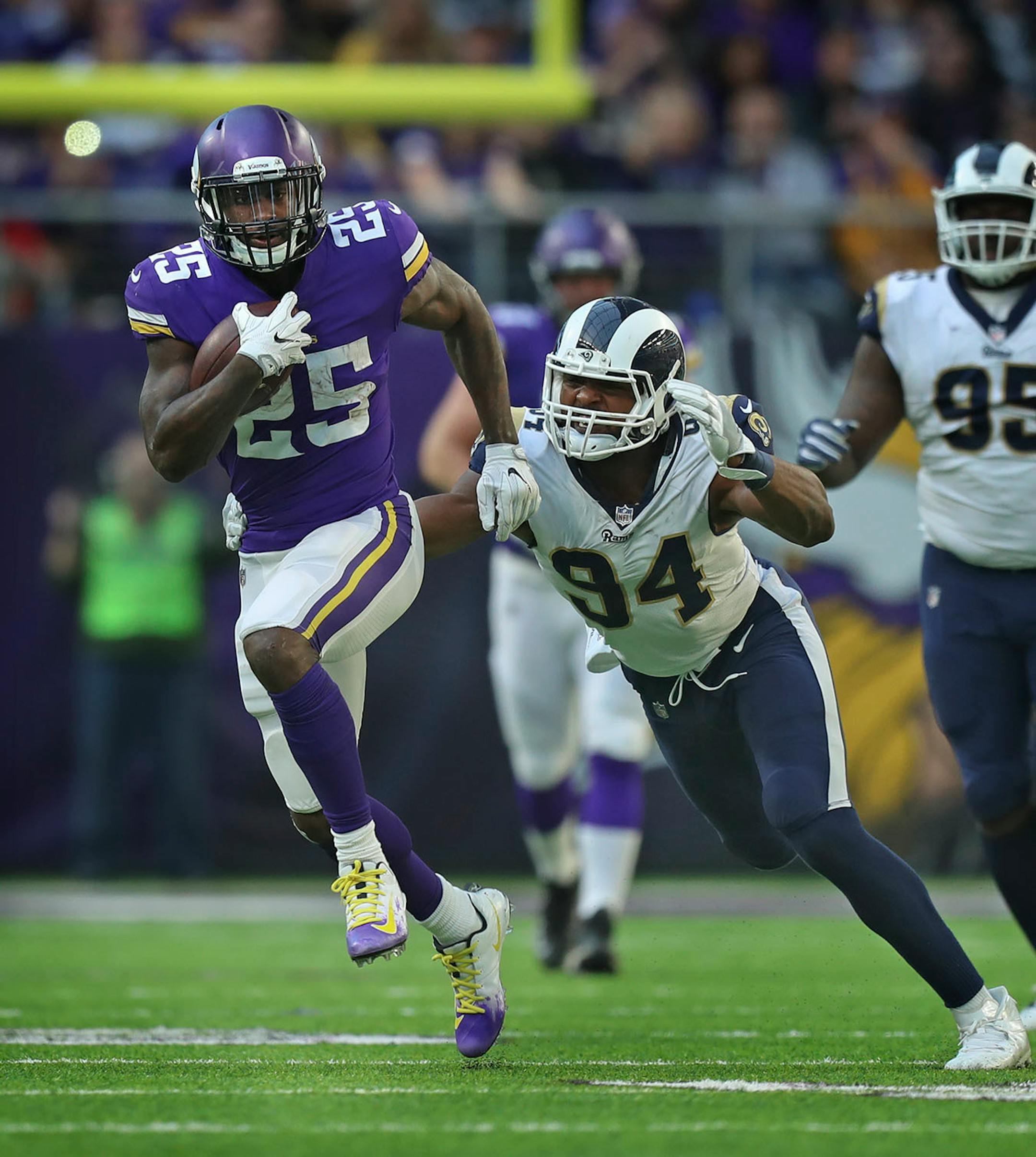 Vikings Latavius Murray runs for 25 yards and a 1st down in the 3rd quarter.