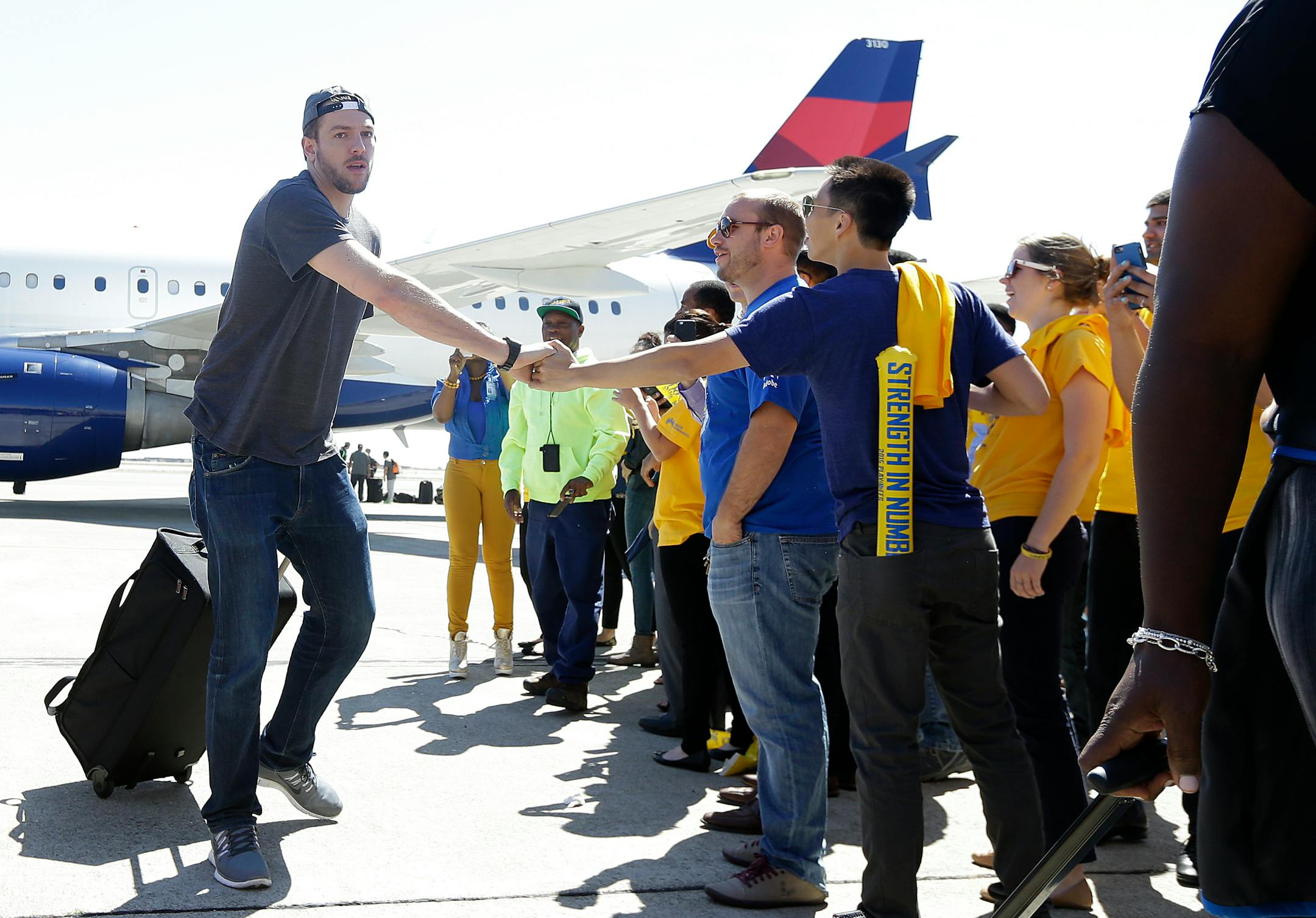 Golden State Warriors forward David Lee greets team employees after the team landed in Oakland, Calif., Wednesday, June 17, 2015. The Warriors beat the Cleveland Cavaliers to win their first NBA championship since 1975. (AP Photo/Jeff Chiu)