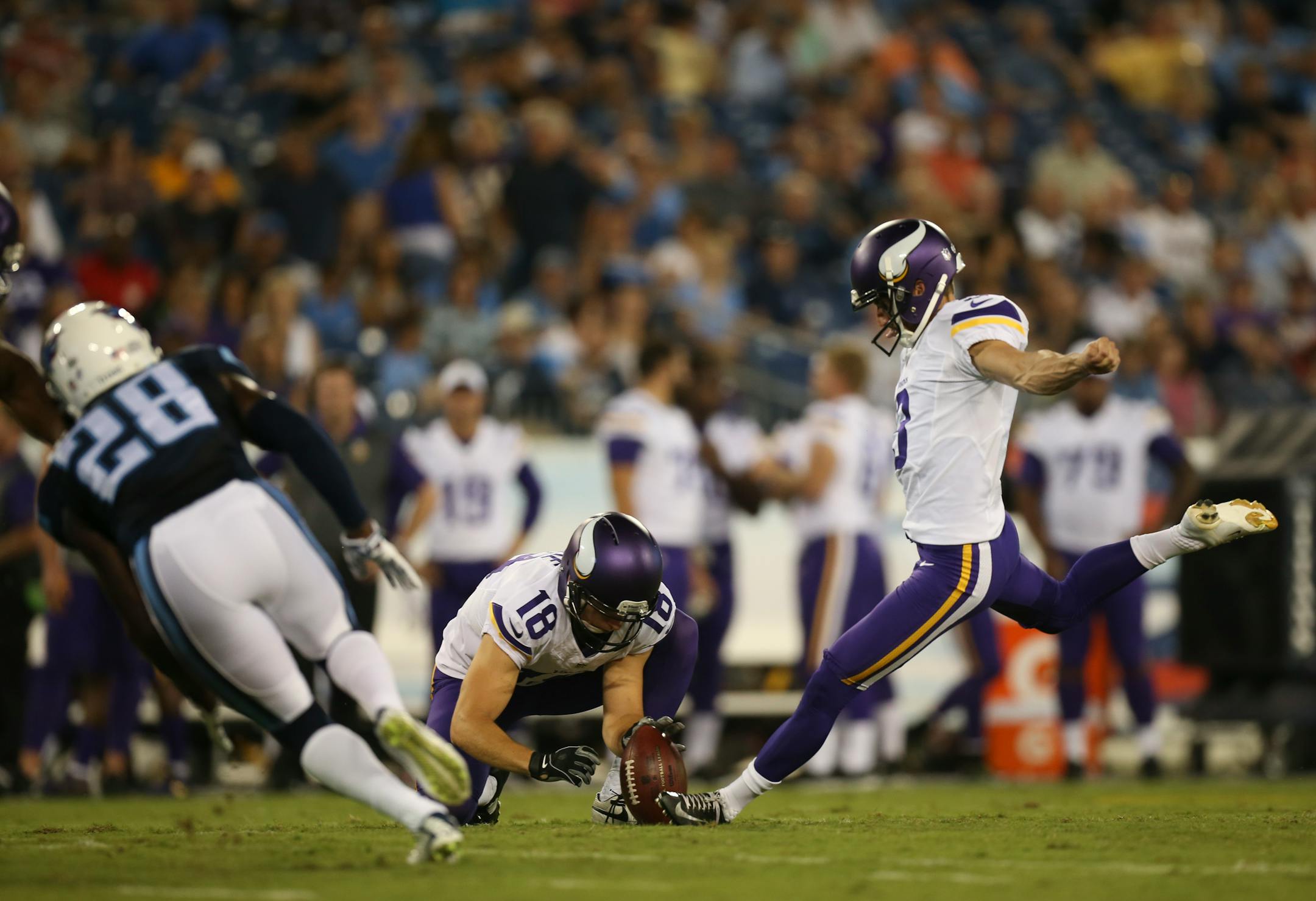 With Vikings punter Jeff Locke holding, kicker Blair Walsh missed a 48 yard field goal attempt in the first quarter Thursday night.