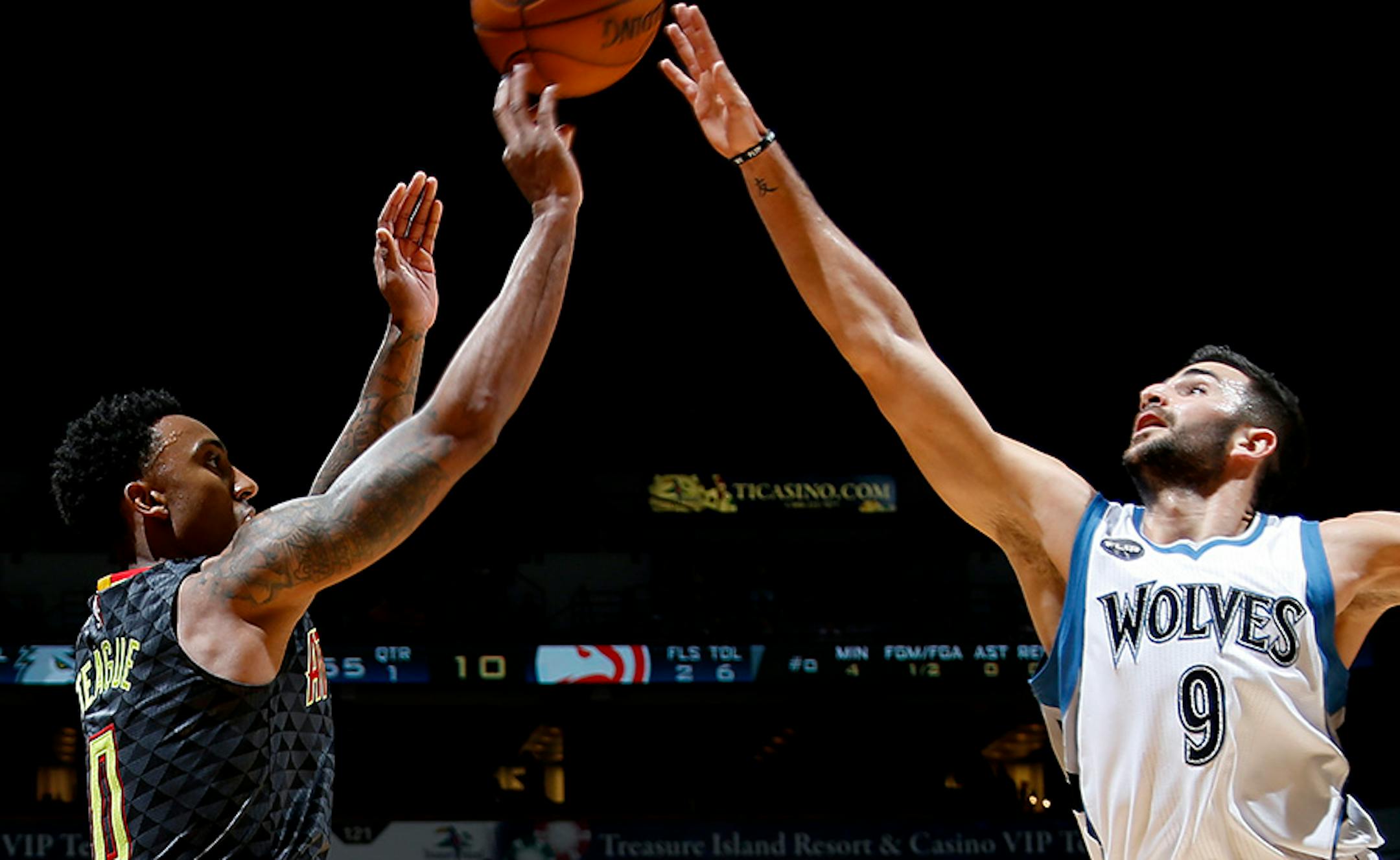 Ricky Rubio (9) attempted to block a shot by Jeff Teague (0) in the first quarter on Wednesday.