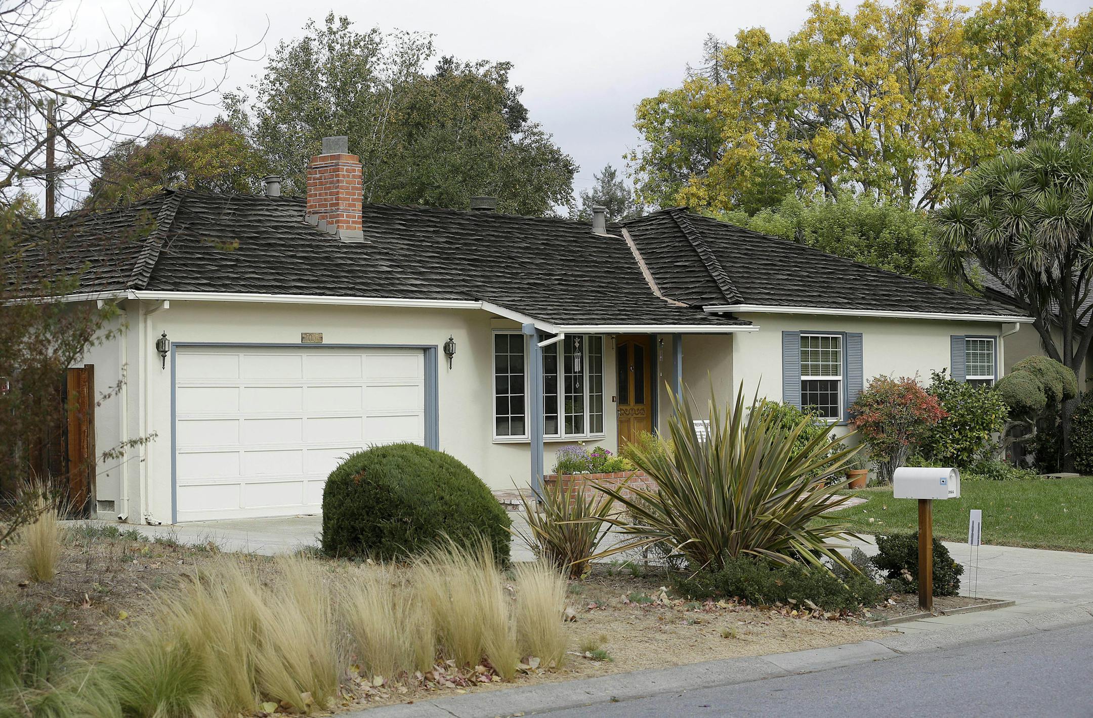 This photo shows 2066 Crist Drive, the home where Steve Jobs grew up, in Los Altos, Calif., Tuesday, Oct. 29, 2013. The Silicon Valley home where Apple co-founder&#x2020;Steve&#x2020;Jobs&#x2020;grew up and built some of his first computers is now on the city's list of historic properties. The historical commission in the city of Los Altos voted unanimously for the historic designation on Monday night, the Palo Alto Daily News reported. (AP Photo/Jeff Chiu)