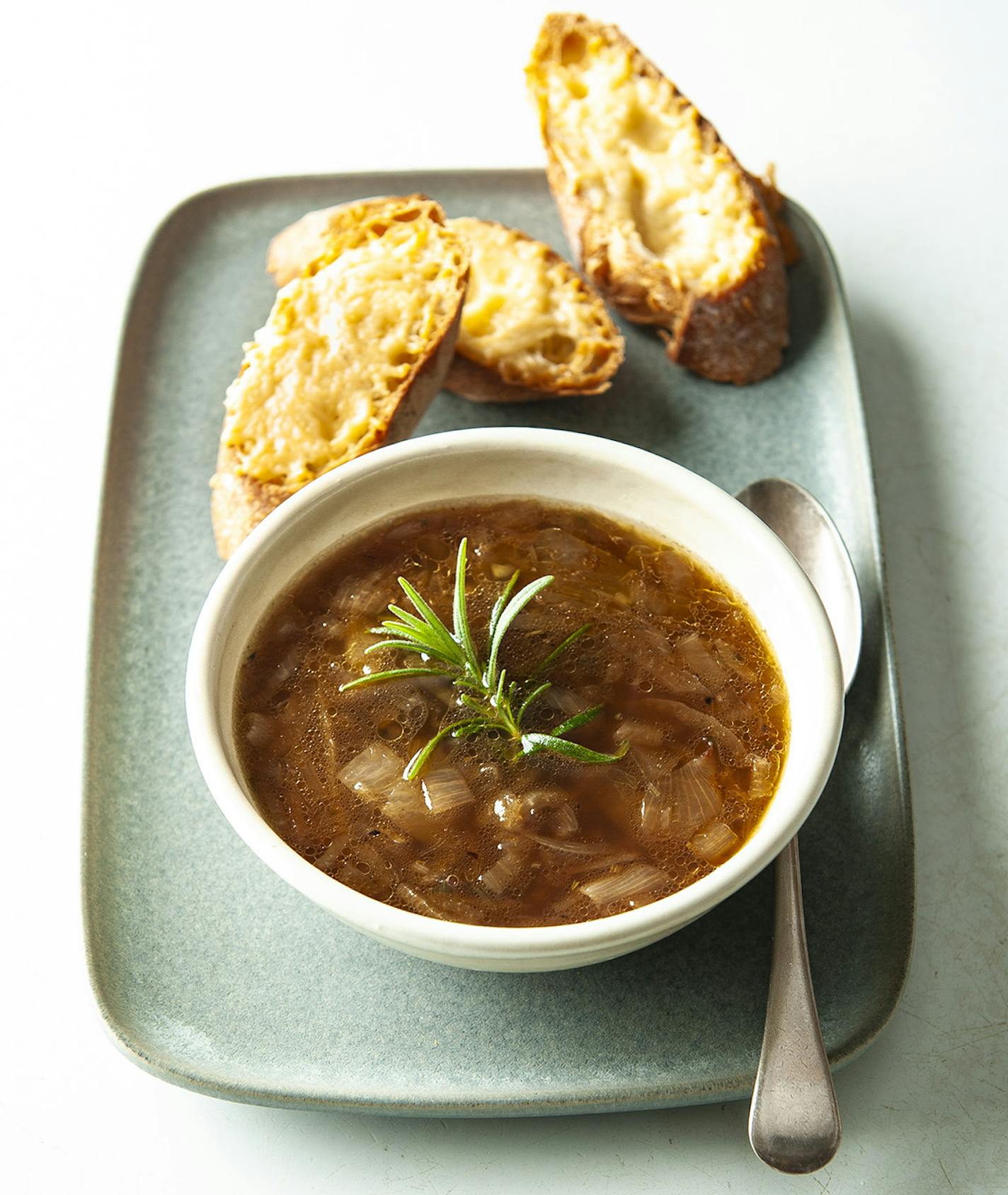 Onion Soup (Soupe a l'Oignon Gratinee!)