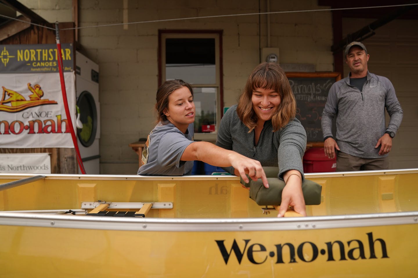 Emily Roose, an outfitter at Piragis North Woods Company, showed Adam Battani and his daughter Bryn from Austin, Texas how to portage a canoe after they had to alter their BWCA plans to go canoeing in another part of the Superior National Forest as smoke from the Greenwood fire filled the air Thursday morning in downtown Ely, Minn. ] ANTHONY SOUFFLE • anthony.souffle@startribune.com