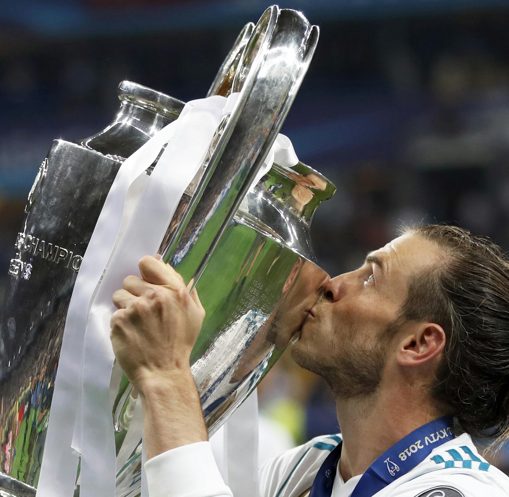Real Madrid's Gareth Bale celebrates with the trophy after winning the Champions League Final soccer match between Real Madrid and Liverpool at the Olimpiyskiy Stadium in Kiev, Ukraine, Saturday, May 26, 2018. (AP Photo/Pavel Golovkin)