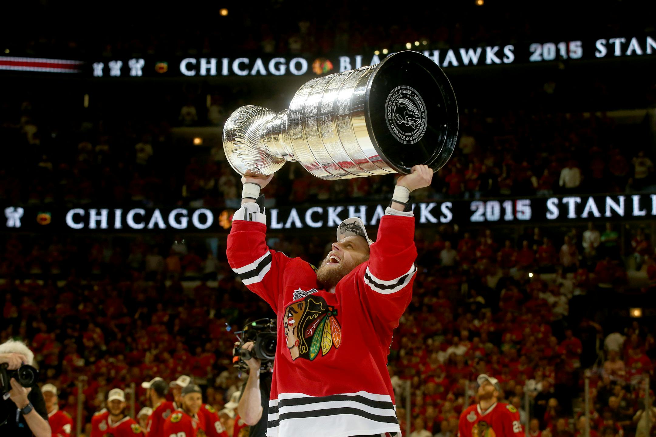 Chicago Blackhawks right wing Kris Versteeg (23) celebrates with the Stanley Cup Monday, June 15, 2015 after defeating the Tampa Bay Lightning in Game 6 of the Stanley Cup Final at United Center. (Brian Cassella/Chicago Tribune/TNS)