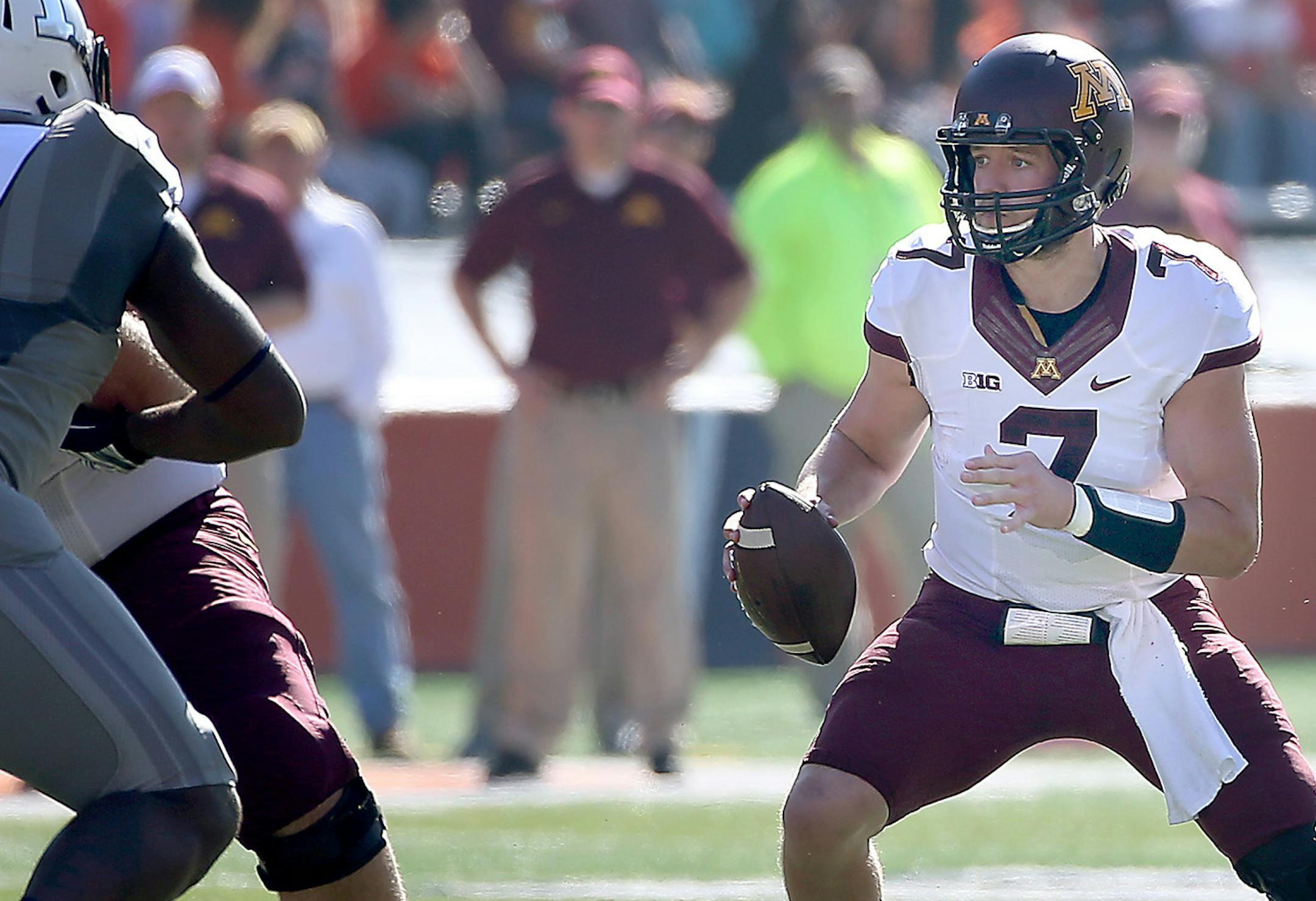 Gophers quarterback Mitch Leidner (7) didn't have anywhere to go in the fourth quarter as the Minnesota Gophers took on Illinois, Saturday, October 25, 2014 in Champagne, IL. ] (ELIZABETH FLORES/STAR TRIBUNE) ELIZABETH FLORES • eflores@startribune.com