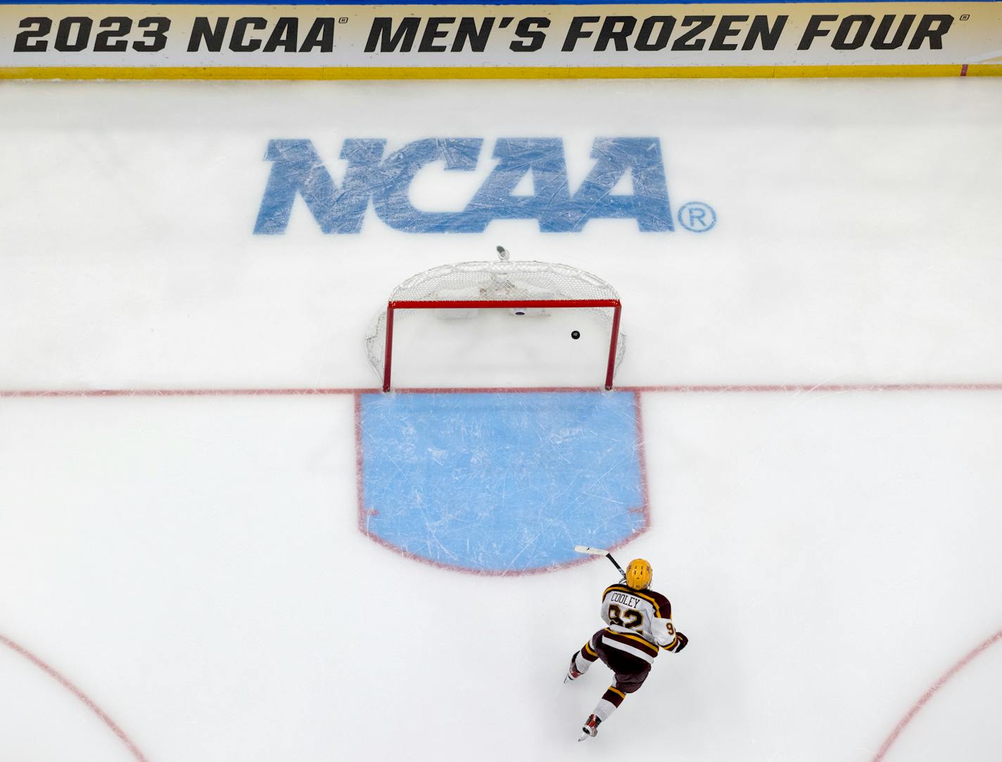 Logan Cooley (92) of Minnesota scores an empty net goal in the third period Thursday, April 6, 2023, at Amalie Arena in Tampa, Fla. Minnesota Golden Gophers vs. Boston University in the semi-finals of the NCAA Frozen Four. ] CARLOS GONZALEZ • carlos.gonzalez@startribune.com.