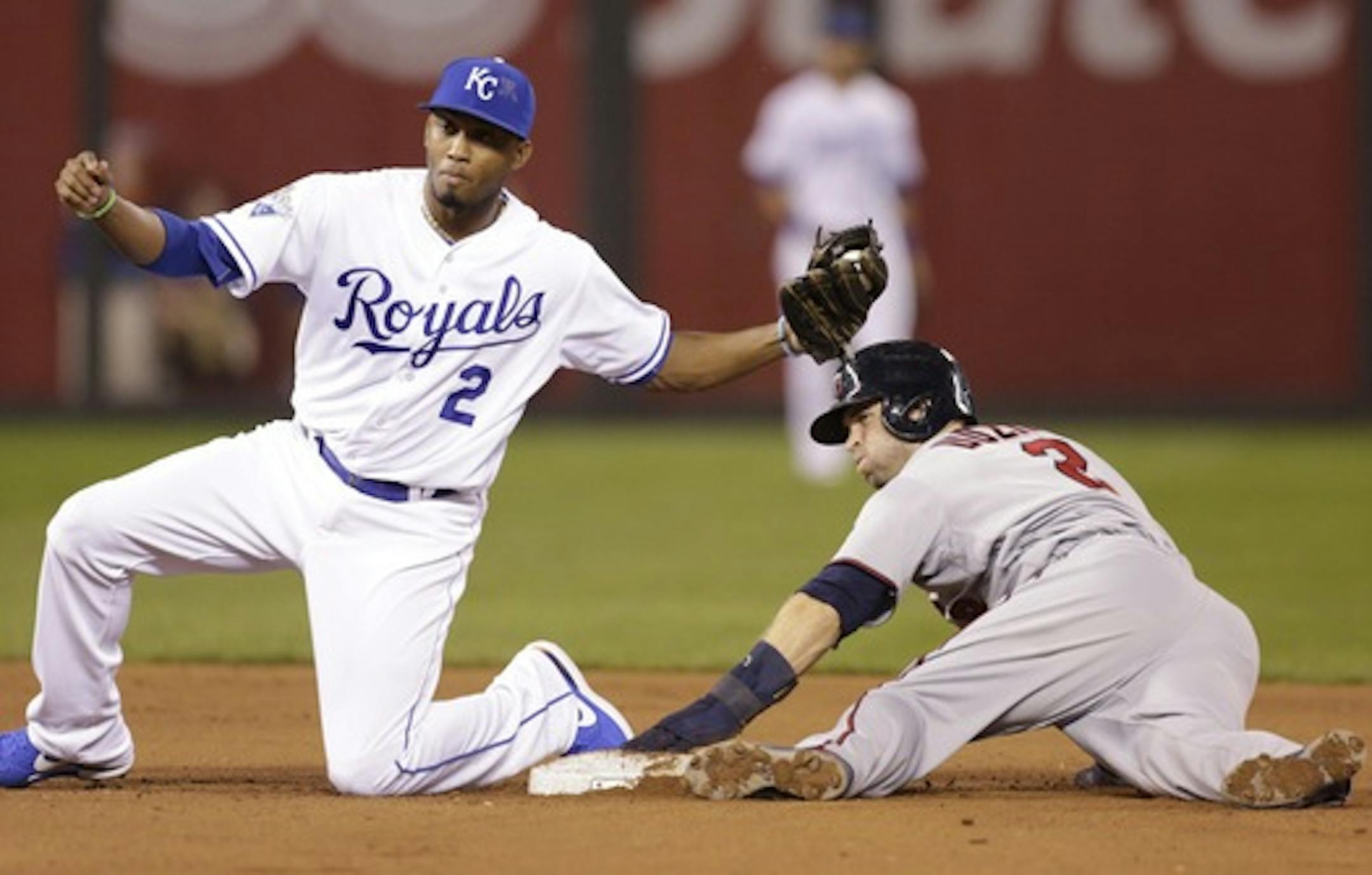 The Twins' Brian Dozier stole second base as Royals shortstop Alcides Escobar got a late throw during the fifth inning Tuesday.
