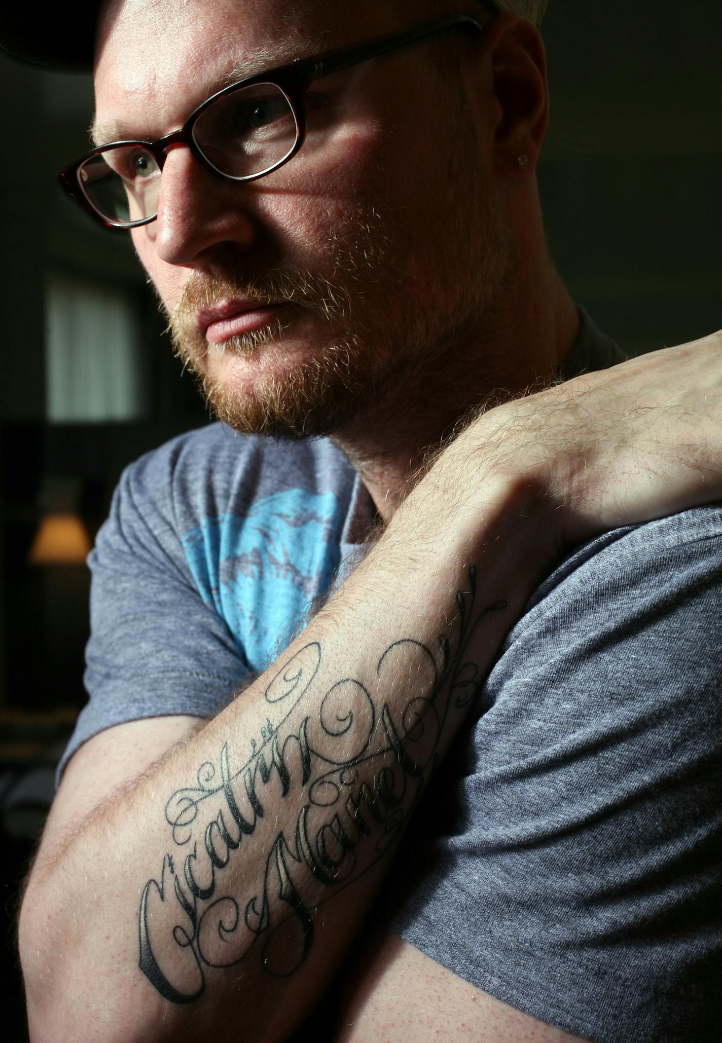 (NYT23) NEW YORK -- April 23, 2008 -- BURROUGHS-MEMOIR -- Augusten Burroughs in his Manhattan hotel room on April 22, 2008. At 42 Augusten Burroughs is the first to admit he has written "more memoirs than anyone my age should be entitled to write." (Chester Higgins Jr./The New York Times) ORG XMIT: NYT23