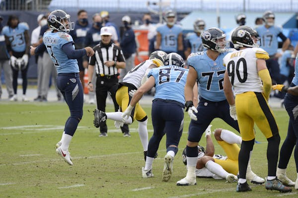 Tennessee Titans kicker Stephen Gostkowski (3) watches as his 45-yard field goal attempt against the Pittsburgh Steelers sails wide in the final secon