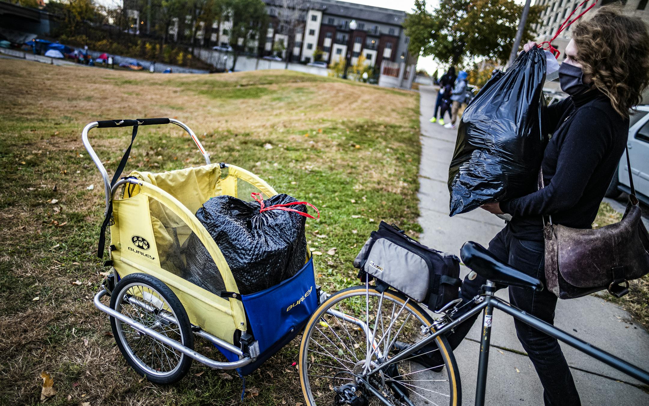 Volunteers with "The People's Laundry" load up their bikes to deliver clean laundry to residents at encampments on the Greenway. Laundry is picked up on Tuesday and delivered on Thursday. This week about 30 individuals got their laundry done thanks to volunteers.] Story about The People's Laundry, a volunteer-run laundry service for folks living in Minneapolis encampments. RICHARD TSONG-TAATARII ¥ richard.tsong-taatarii@startribune.comrin