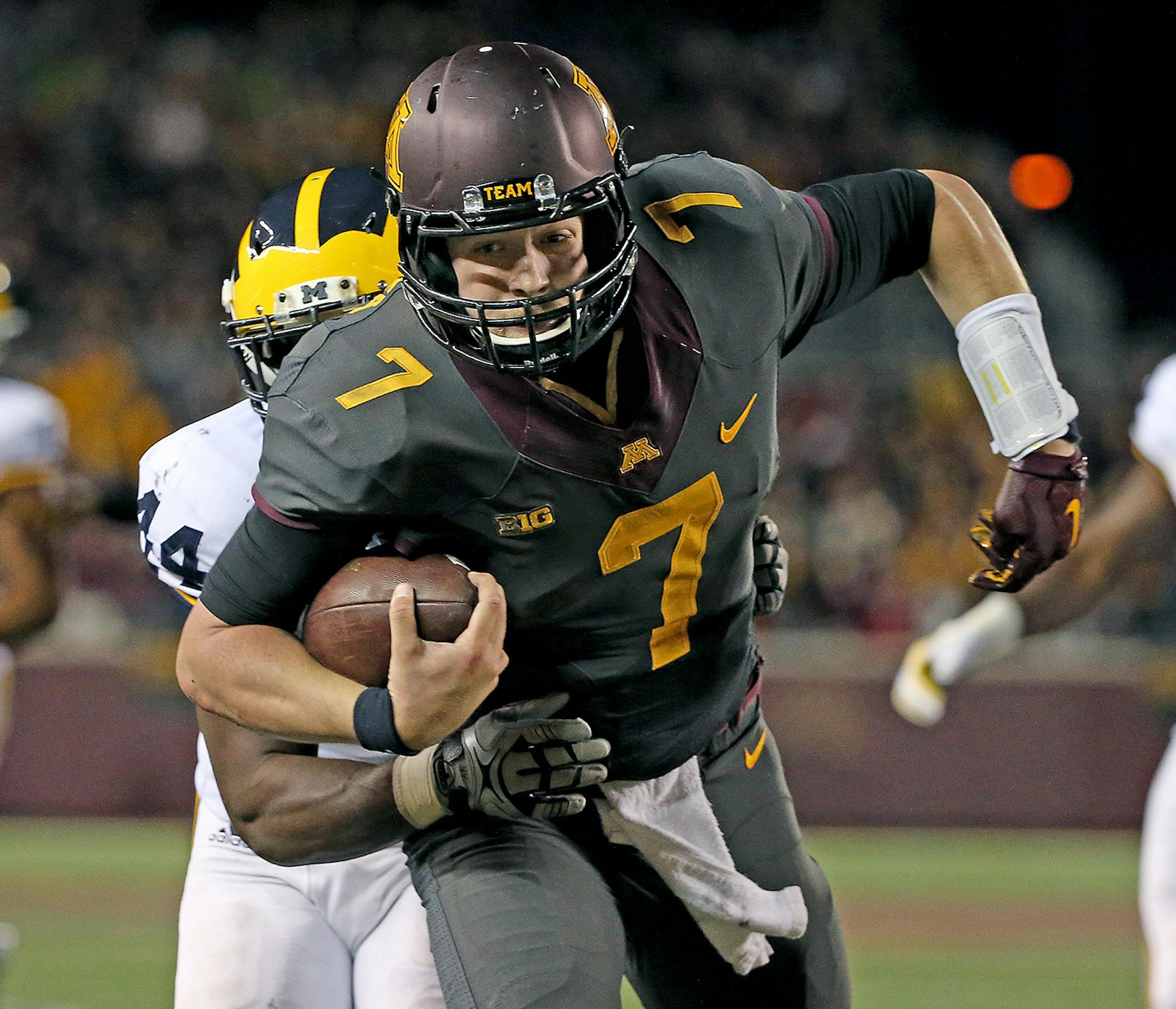 Minnesota's quarterback Mitch Leidner carried the ball into the end zone for a touchdown in the third quarter as Minnesota took on Michigan at TCF Bank Stadium, Saturday, October 31, 2015 in Minneapolis, MN. ] (ELIZABETH FLORES/STAR TRIBUNE) ELIZABETH FLORES • eflores@startribune.com