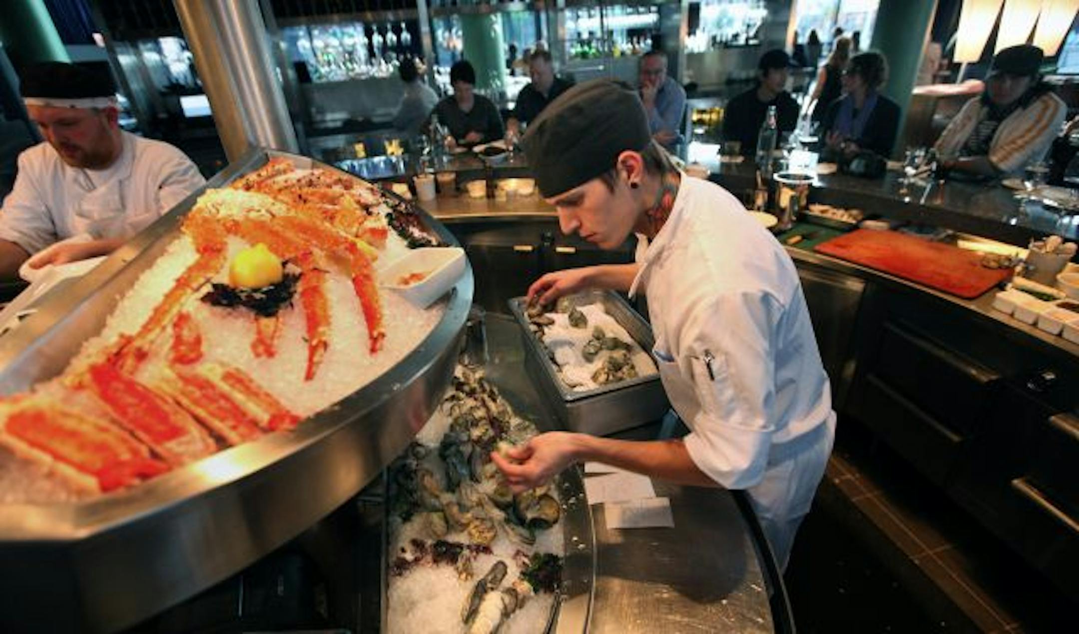 TOM WALLACE � twallace@startribune.com Assign #20009924A Slug: rn1022 Date: October 18, 2009 Review photos for the Restaurant �Sea Change� at the Guthrie. Te fresh oyster bar in full swing on a recent Saturday night, Peter Baker-foreground