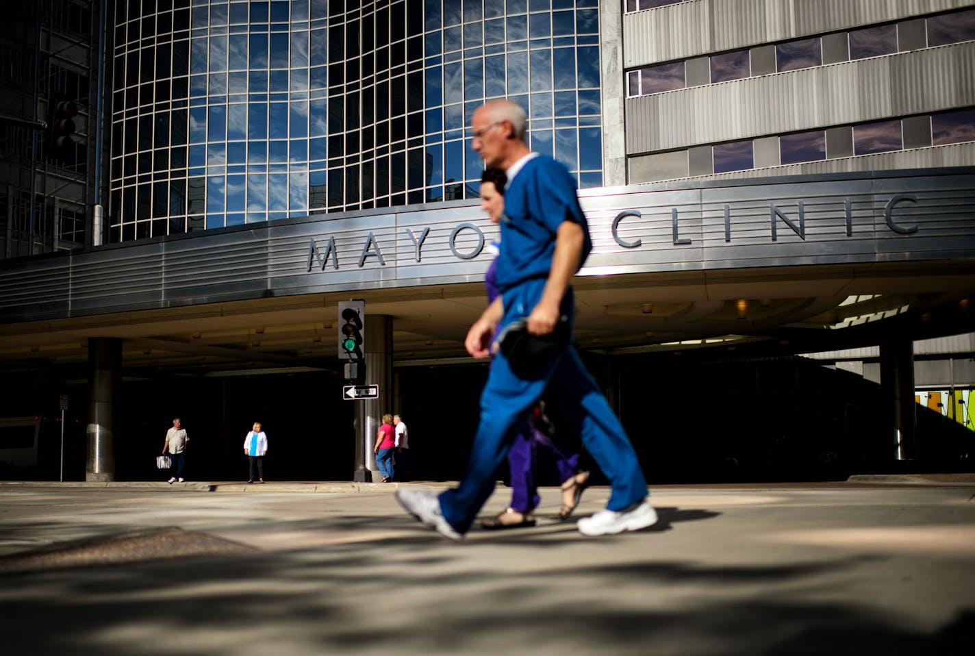 Mayo Clinic employs over 59,000 people, 33,000 at its Rochester, MN location and system-wide treats over 1.2 million patients per year. July 2, 2014 ] GLEN STUBBE * gstubbe@startribune.com