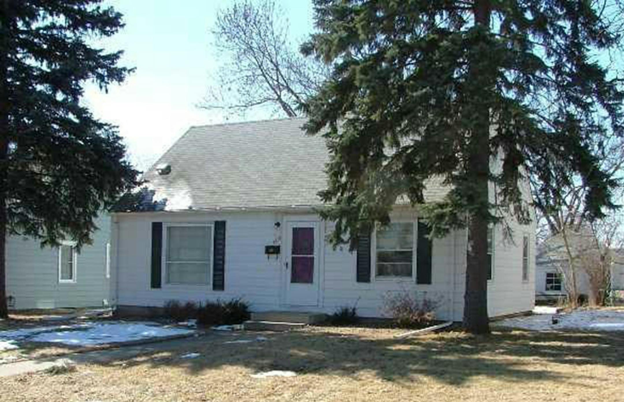 ... Hopkins
Built in 1948, this three-bedroom, two-bath house has 1,722 finished square feet and features an upper level bedroom and office, hardwood floors, fireplace, updated kitchen and baths, full partially-finished basement, and one-car detached garage. Listed by John Kelly, Better Homes and Gardens Real Estate All Seasons, 651-238-5649.