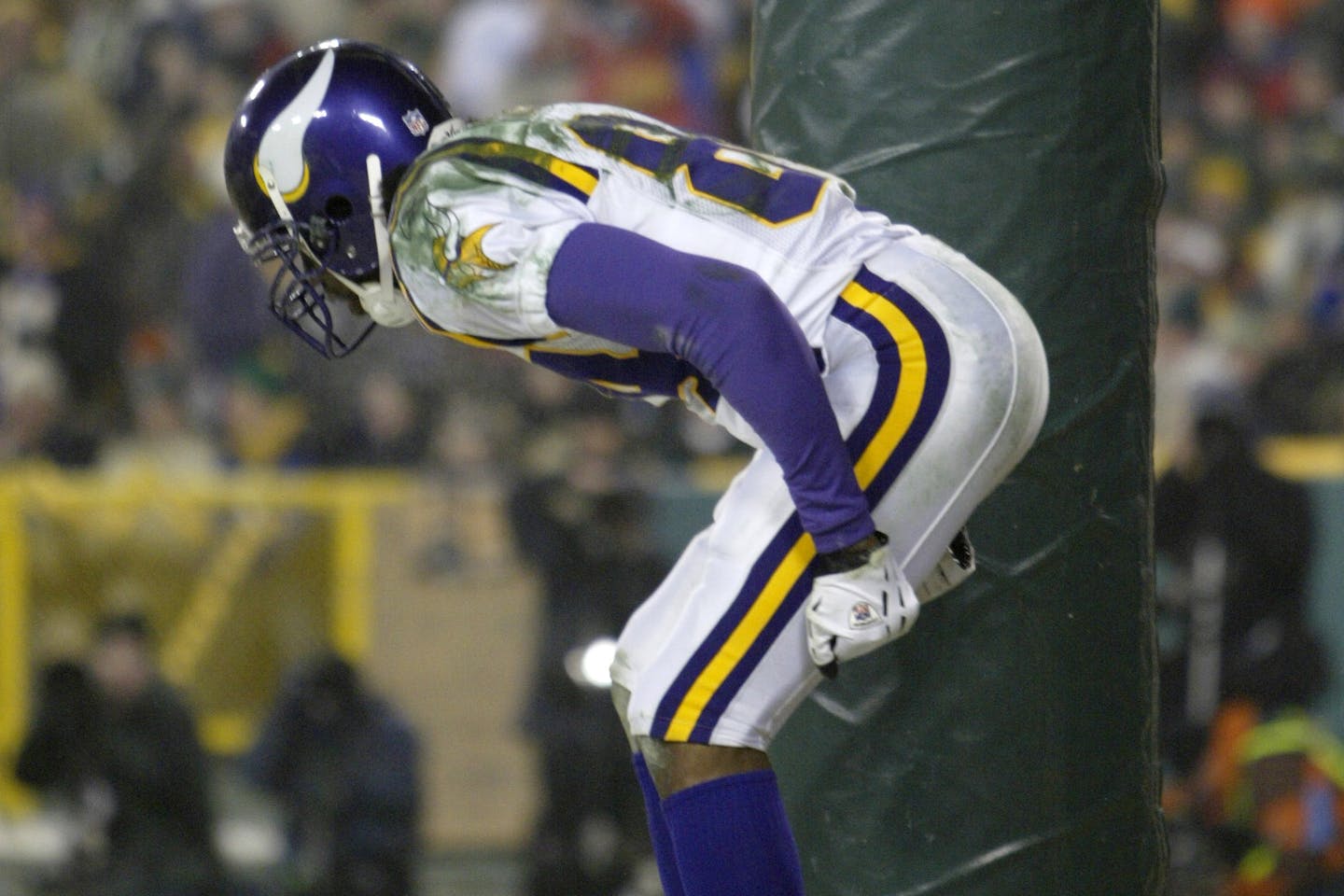 Staff photo by Jeff Wheeler GREEN BAY - 1/9/05 - The Vikings trounced the Green Bay Packers 31 - 17 when theyt met for the third time this season in their Wild Card playoff game Sunday afternoon at Lambeau Field in Green Bay. IN THIS PHOTO: Randy Moss made a statement after he caught a 34 yard touchdown pass in the fourth quarter that put the game out of reach for the Green Bay Packers. He walked over to the goal post and simulated mooning the crowd in the end zone before receiving congratulatio