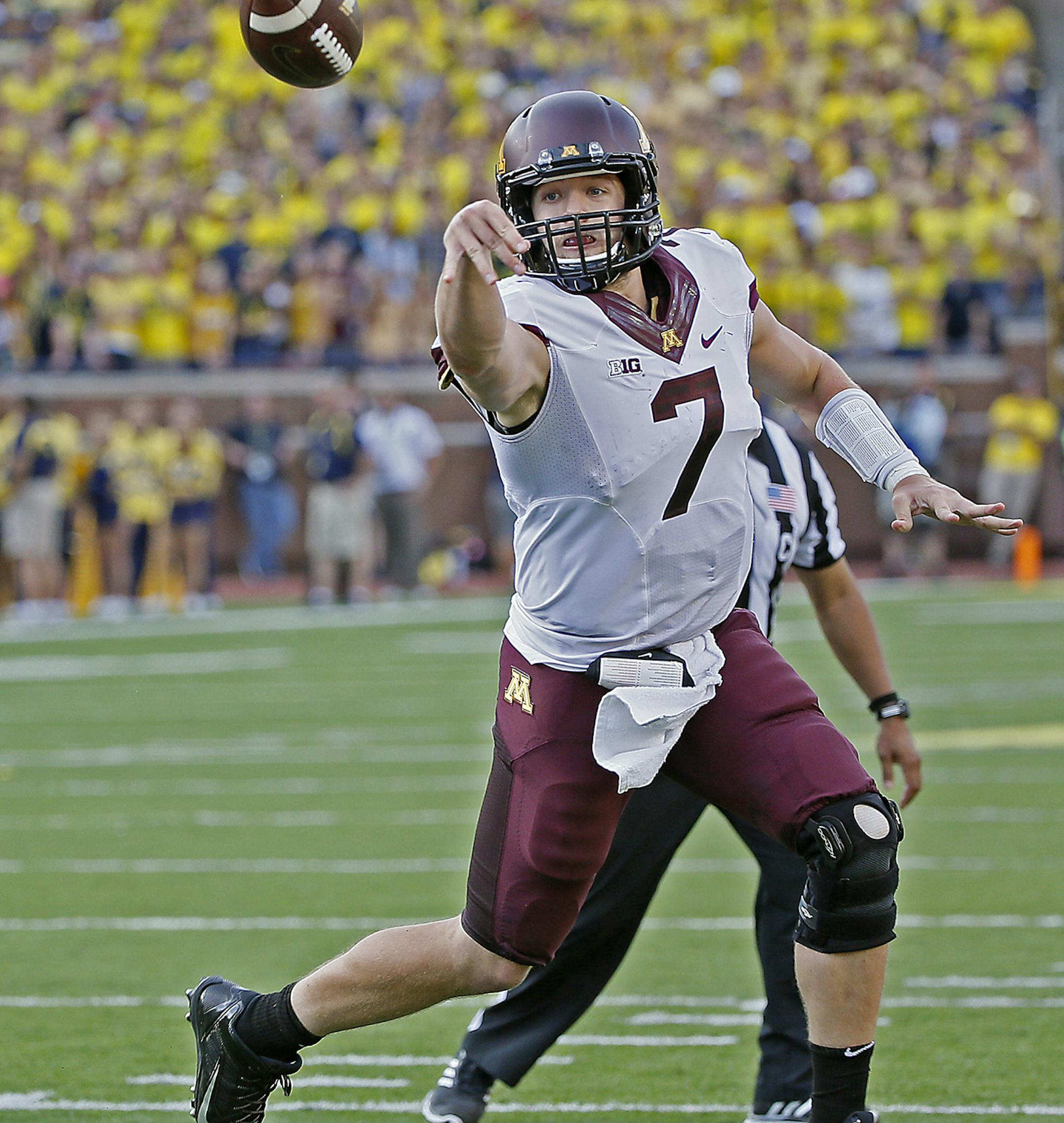 Minnesota quarterback Mitch Leidner (7) made a short toss to Minnesota tight end Maxx Williams (88) for a touchdown during the third quarter at Michigan Stadium, Saturday, September 27, 2014 in Ann Arbor, MI. ] (ELIZABETH FLORES/STAR TRIBUNE) ELIZABETH FLORES • eflores@startribune.com