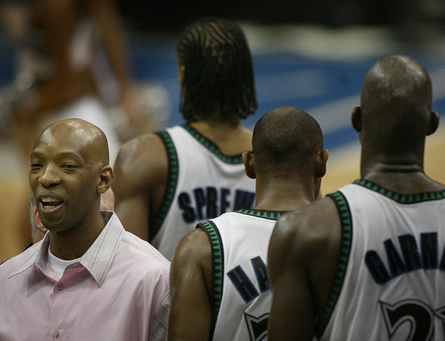 Jim Gehrz/Minneapolis Star Tribune 5/29/04 Minneapolis 8:00 PM Minneaota's Sam Cassell is all smiles on the bench during a late time out against the Lakers in Game 5 of the NBA Western Conference Finals at the Target Center Saturday night.