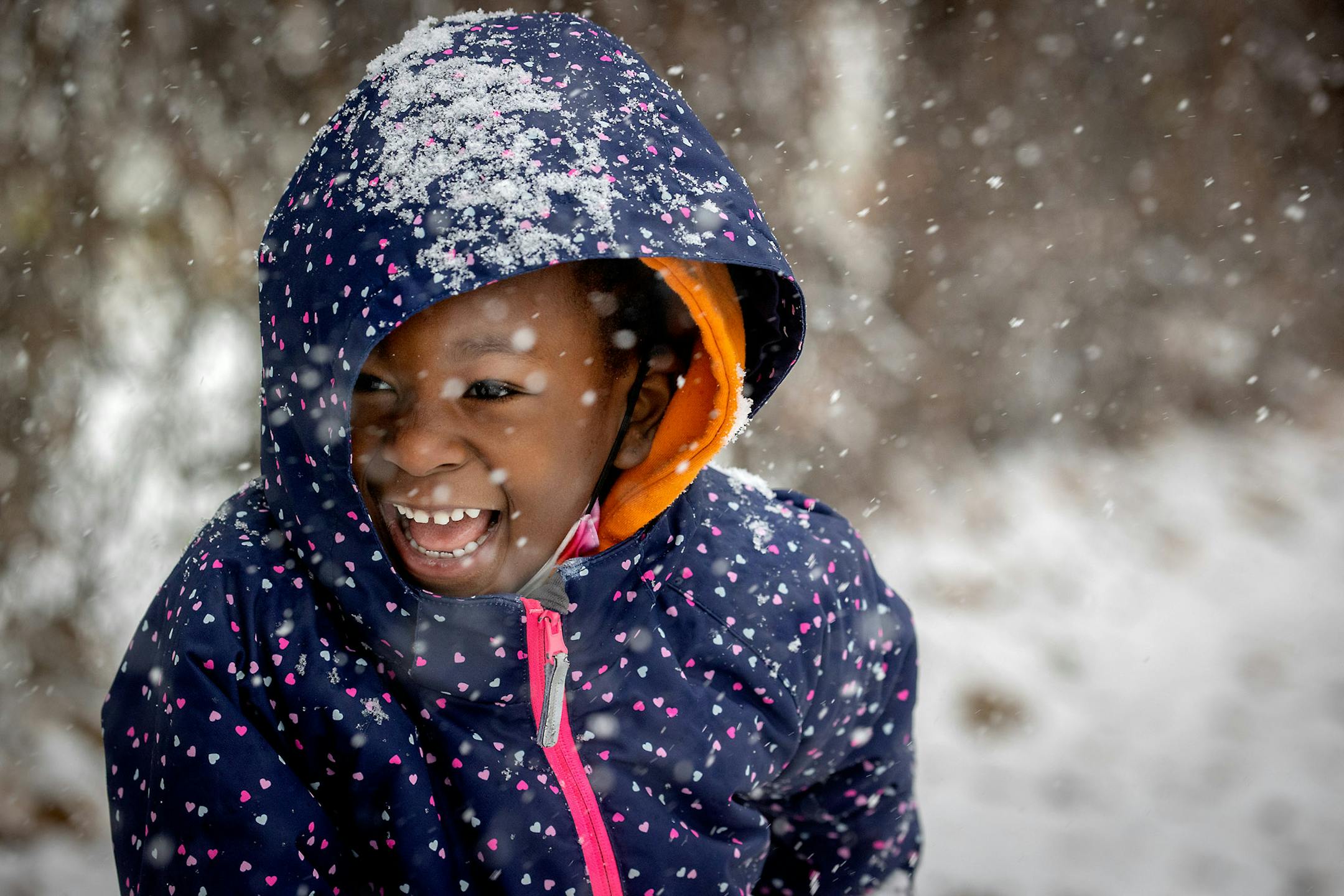 Nyarai Weekly, 5, played in the snow with her mother as they waited for a bus near 46th and Chicago Avenue in Minneapolis. ] ELIZABETH FLORES • liz.flores@startribune.com