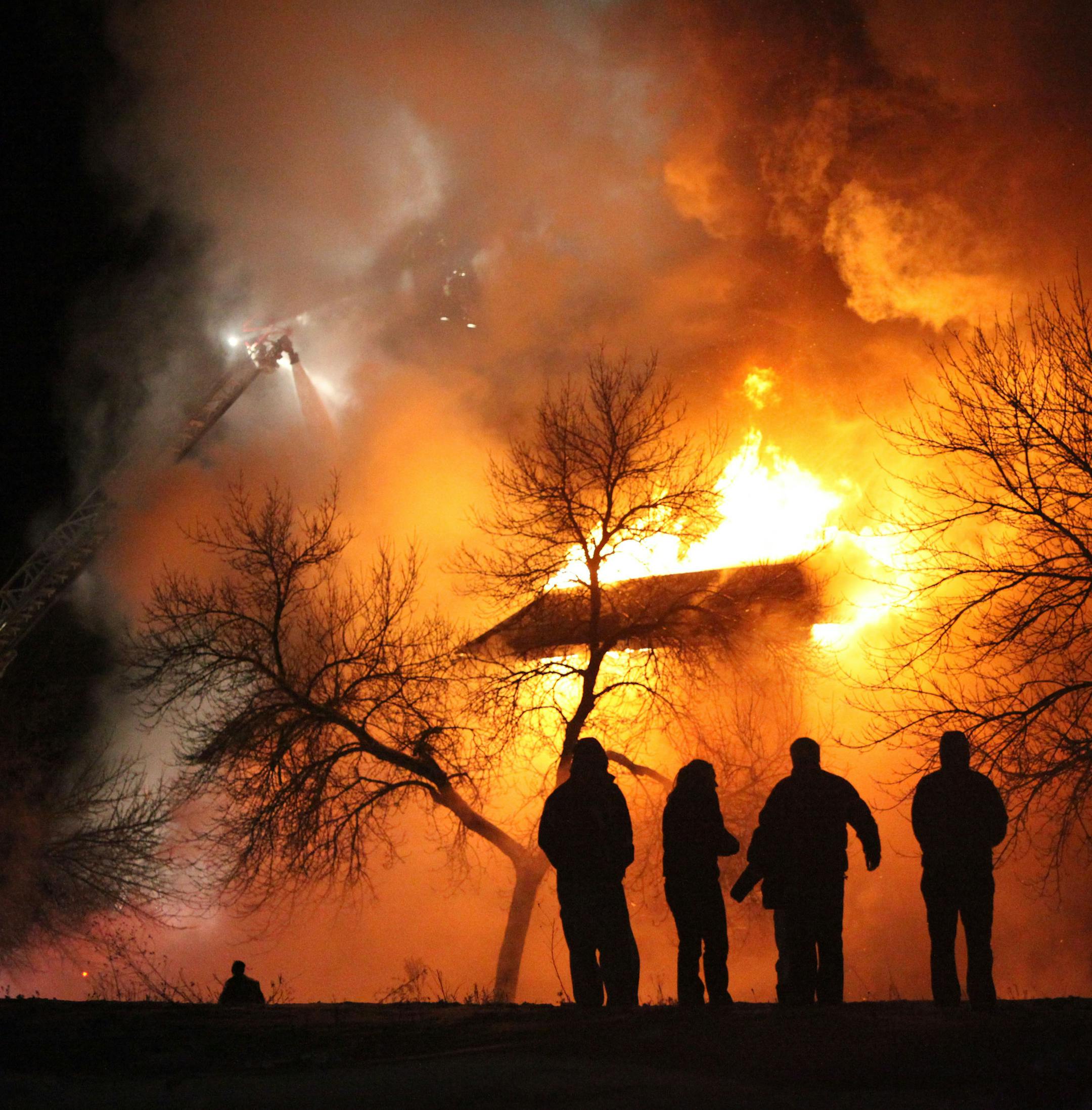 BRIAN PETERSON ï brianp@startribune.com Burnsville, MN - 12/22/2008 ] Firefighters from several surrounding suburbs battle a four-alarm fire at Burncliff Apartments, 12312 Parkwood Dr., not far from Burnsville High School.