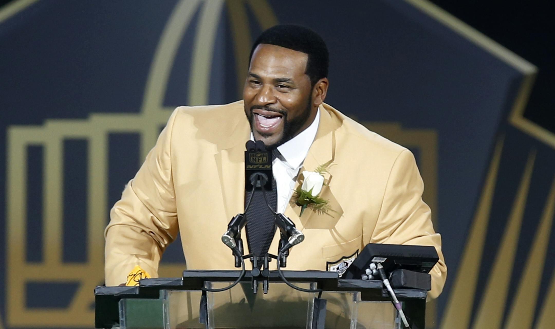 Former NFL player Jerome Bettis delivers his speech during an induction ceremony at the Pro Football Hall of Fame Saturday, Aug. 8, 2015, in Canton, Ohio. (AP Photo/Tom E. Puskar)