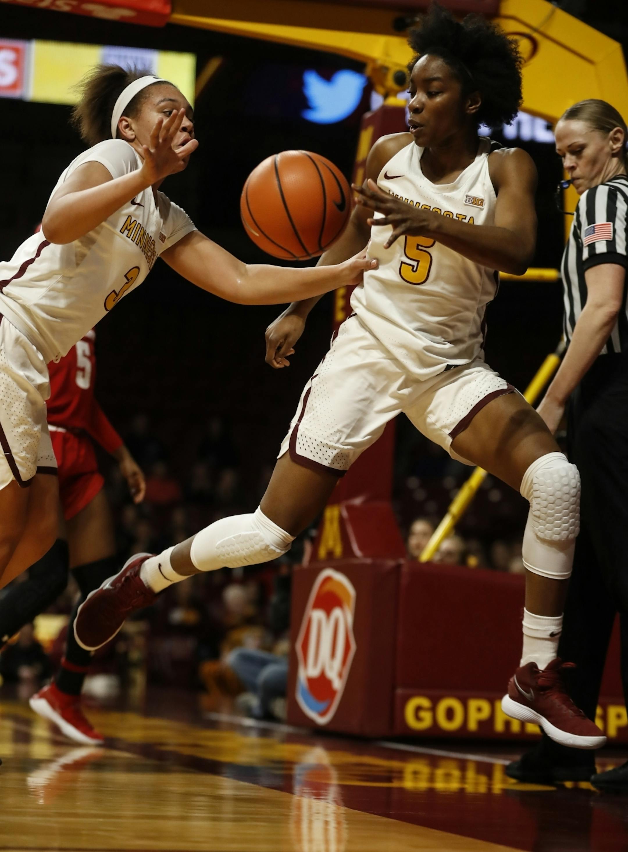 Minnesota Golden Gophers forward Taiye Bello (5) tried to keep the ball from going out of bounds in the first half.