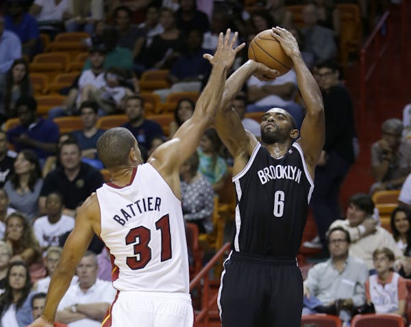 Brooklyn Nets shooting guard Alan Anderson (6) prepares to shoot against Miami Heat small forward Shane Battier (31) in the fourth quarter of an NBA p