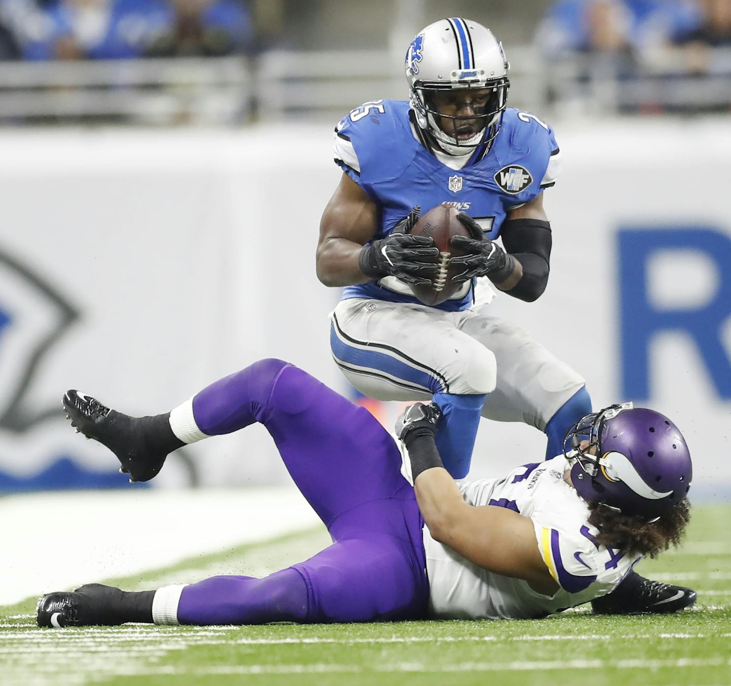 Detroit Lions running back Theo Riddick (25) was tackled by Minnesota Vikings middle linebacker Eric Kendricks (54) after picking up a first down in the forth quarter at Ford Field Sunday November 24 ,2016 in Detroit MI. ] The Minnesota Vikings played the Detroit Lions at Ford Field on Thanksgiving .Jerry Holt / jerry. Holt@Startribune.com