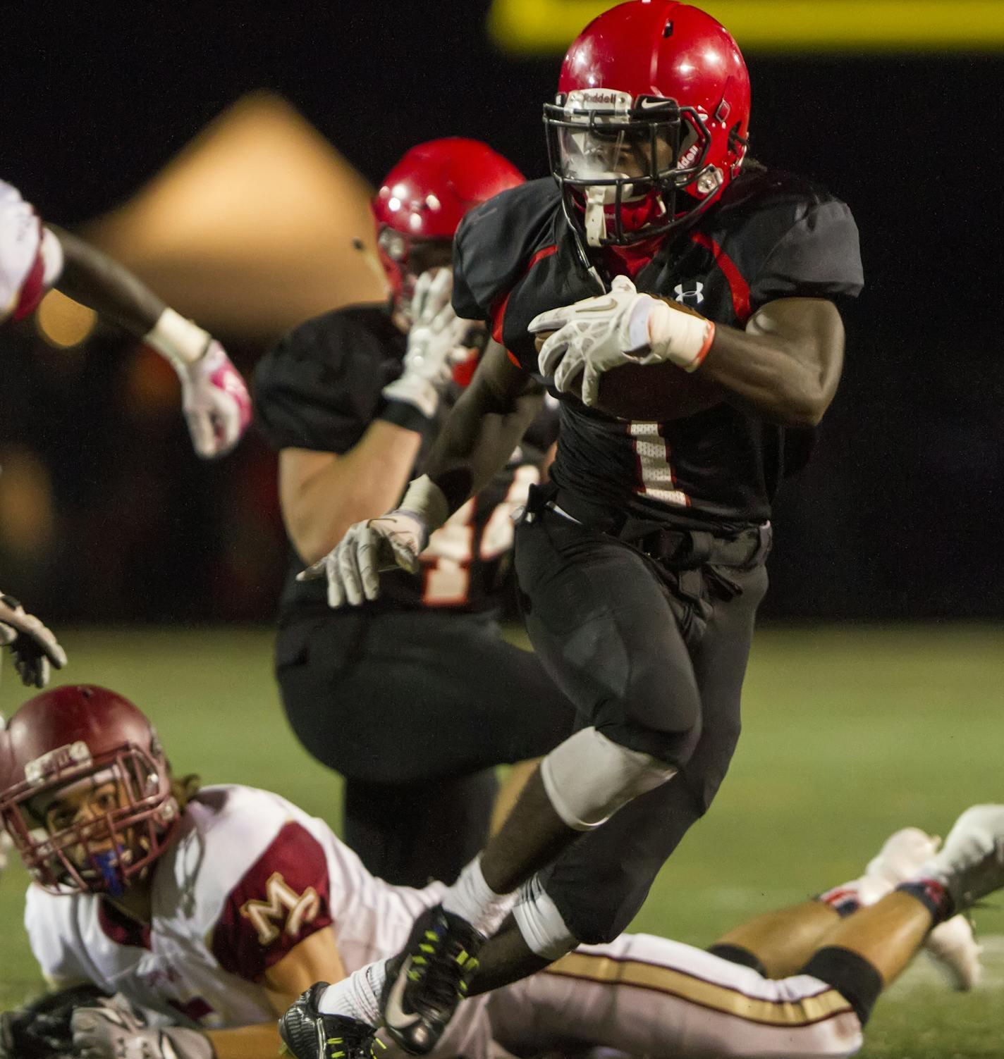 Eden Prairie senior JD Spielman darts through a hole in the line as the Eden Prairie Eagles host the Maple Grove Crimson on September 11, 2015. [Special to Star Tribune Matt Blewett &#xef; matt@mattebphoto.com SLUG: 20041088A PREP091215.eden]