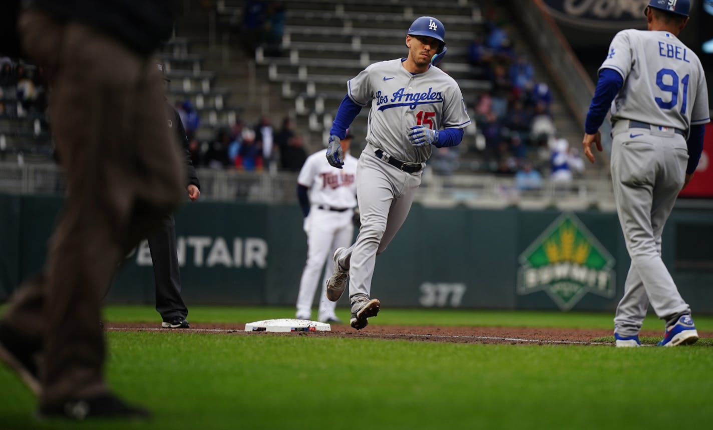 Los Angeles catcher Austin Barnes rounded third base after hitting the third of three consecutive Dodgers home runs off Dereck Rodriguez.