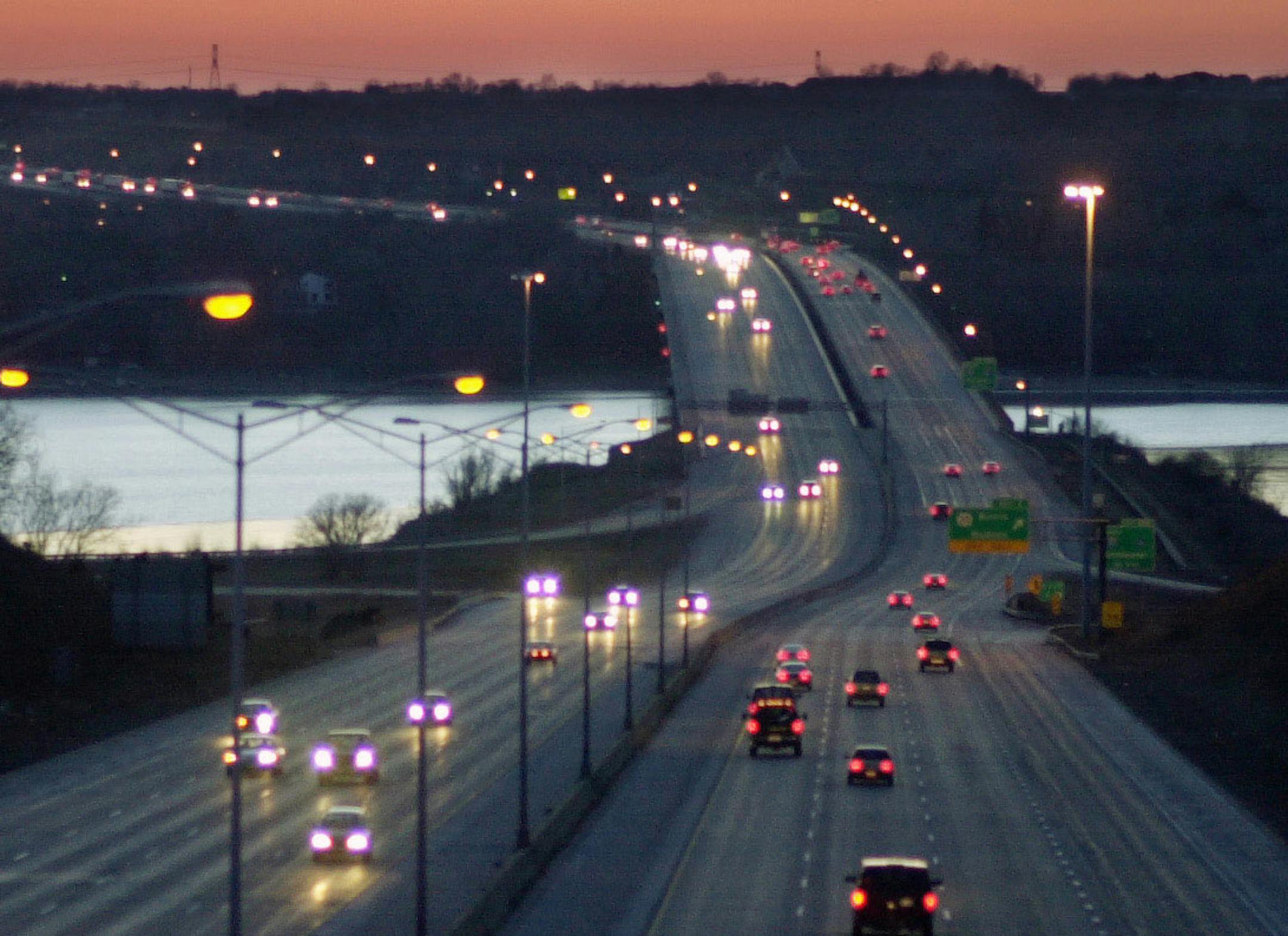 SUNDAY_03/03/02_Hudson - - - - - - - Looking west from Hudson, I-94, with the St.Croix River bridge and Minnesota behind it, in background. ORG XMIT: MIN2013120916275690