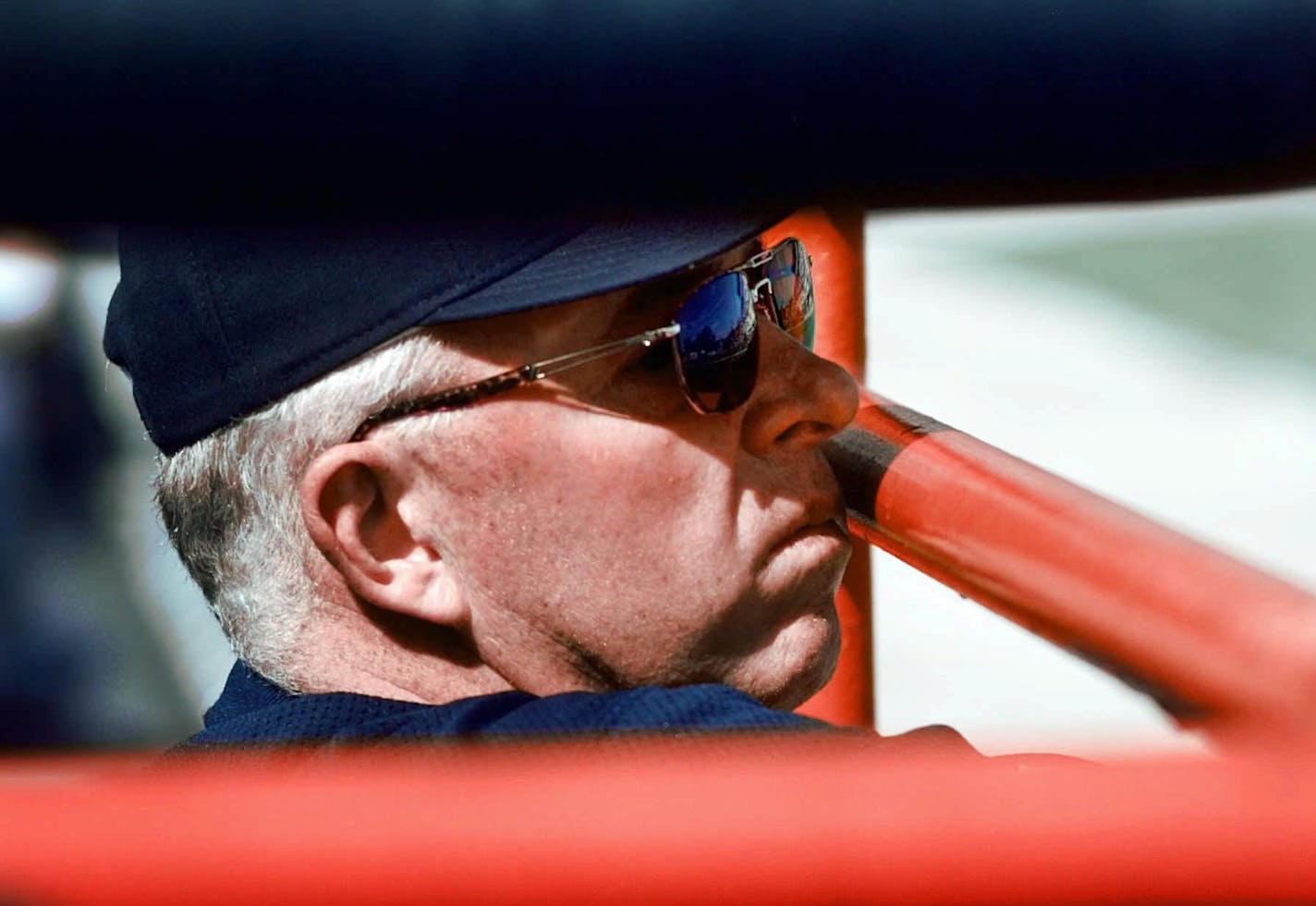 Minnesota Twins manager Tom Kelly keeps an eye on his team as they face the Toronto Blue Jays in Grapefruit Leage action in Dunedin, Fla., Thursday, Feb. 26, 1998. (AP Photo/Eric Gay)