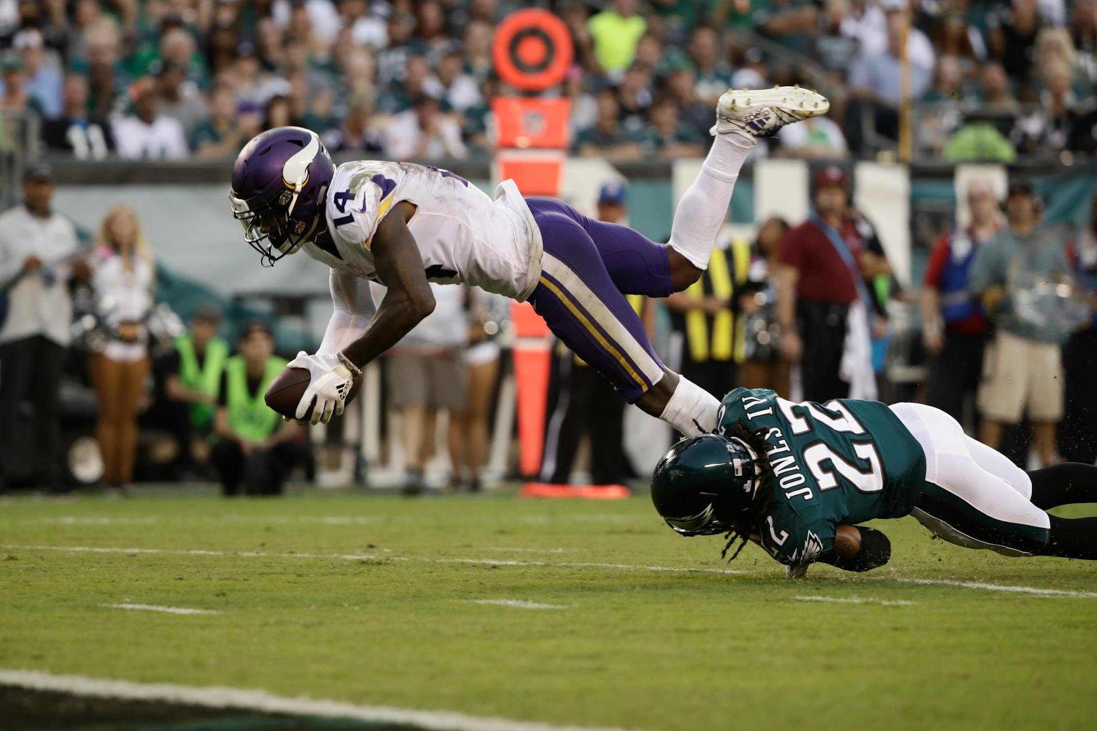 Vikings wide receiver Stefon Diggs tried to break free from the Eagles' Sidney Jones during the second half Sunday.