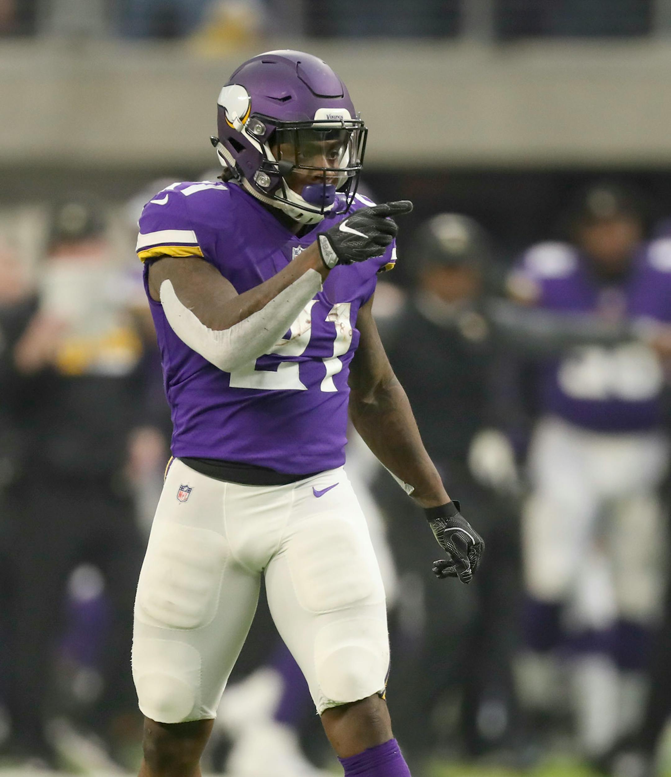 Minnesota Vikings running back Jerick McKinnon (21) indicated a first down after a 41 yard catch and run in the second quarter.