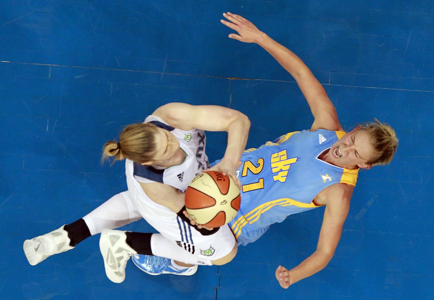 Lynx point guard Lindsay Whalen made 10 of 15 shots from the field against Chicago on Thursday and broke the franchise record for most assists in one season. Minnesota beat Chicago 78-69.