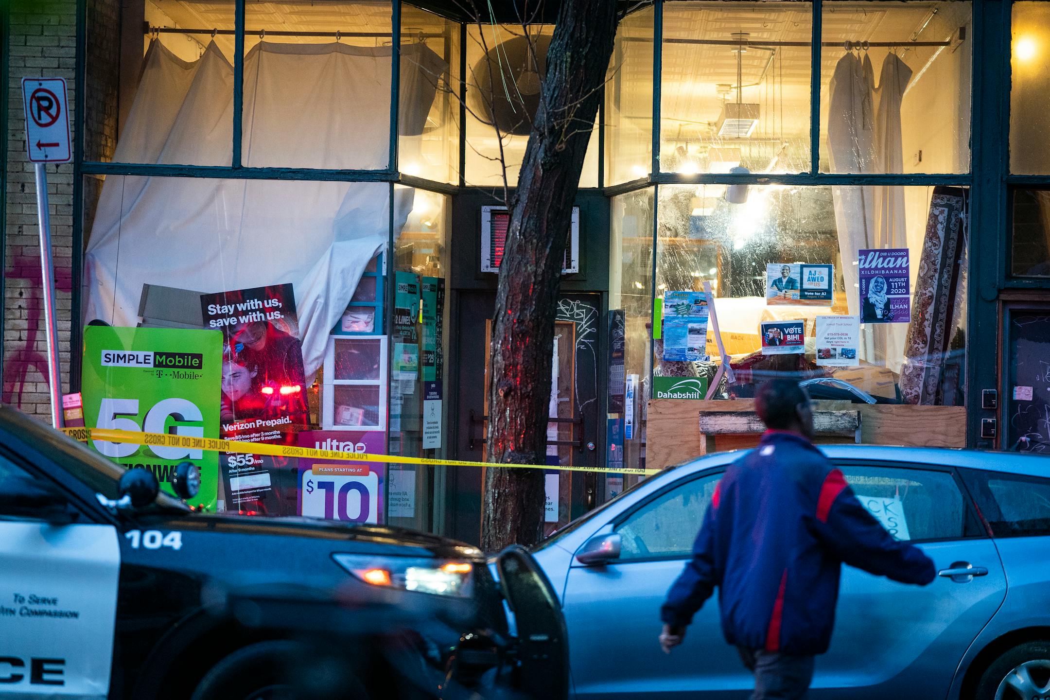 Minneapolis Police officers investigated the armed robbery of a store and shooting of a clerk on the 400 block of Cedar Ave S. ] LEILA NAVIDI • leila.navidi@startribune.com