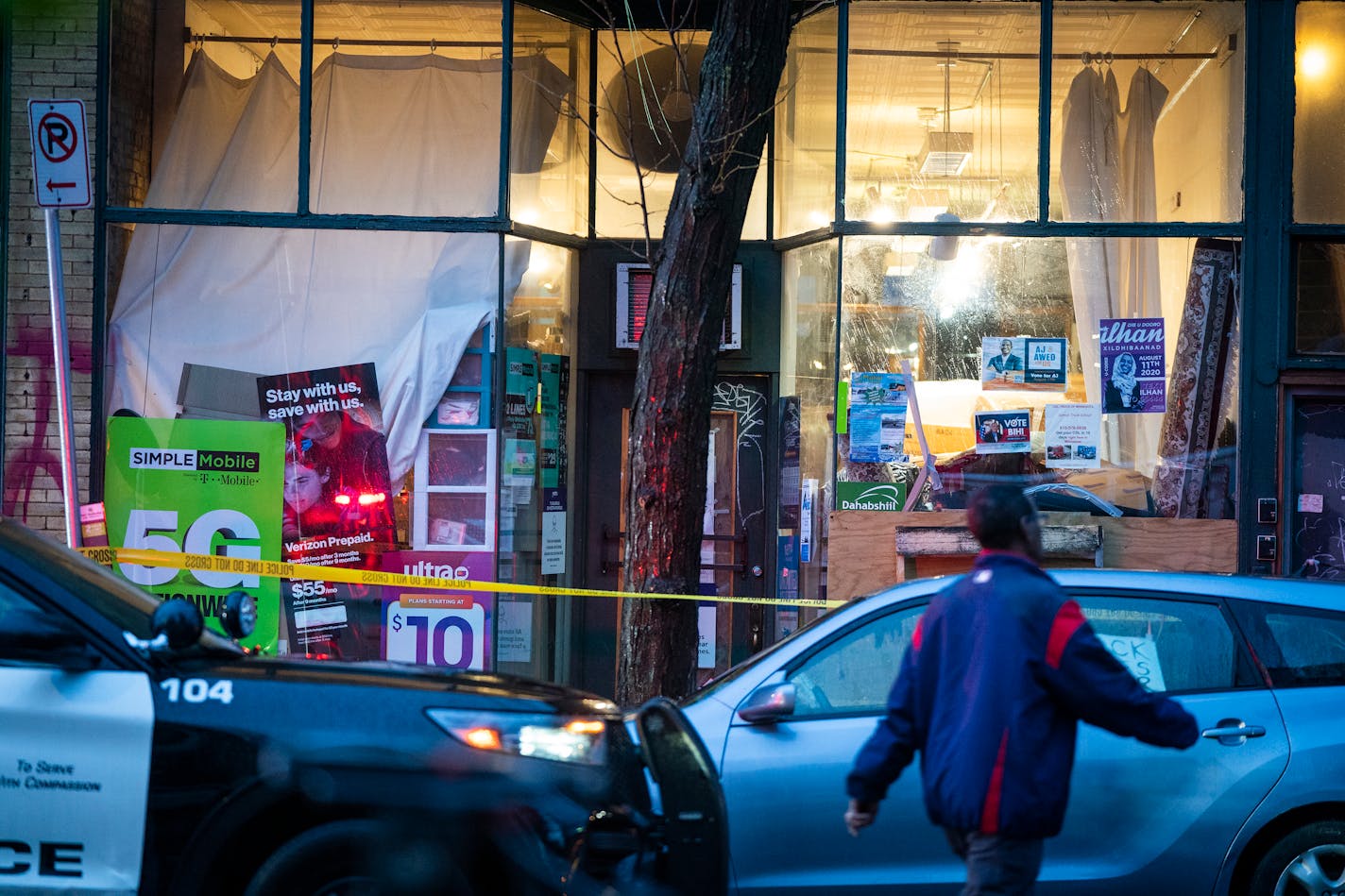 Minneapolis Police officers investigated the armed robbery of a store and shooting of a clerk on the 400 block of Cedar Ave S. ] LEILA NAVIDI • leila.navidi@startribune.com