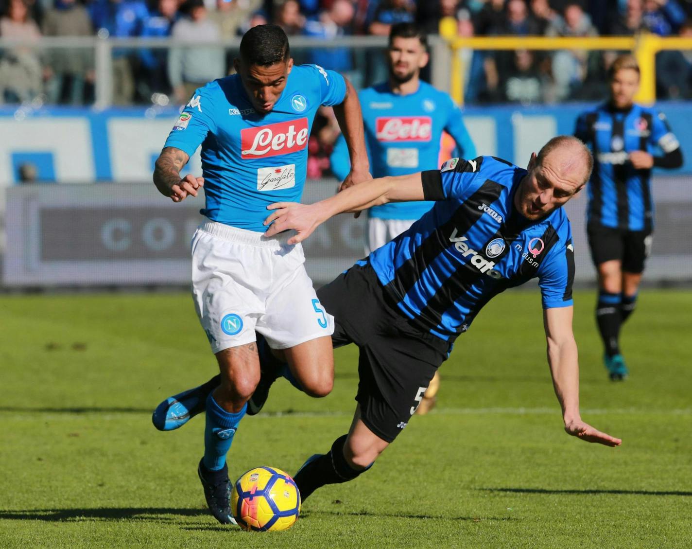 Atalanta's Andrea Masiello, right, and Napoli's Allan vie for the ball during the Serie A soccer match between Atalanta and Napoli at the Atleti Azzurri d'Italia stadium in Bergamo, Italy, Sunday, Jan. 21, 2018. (Paolo Magni/ANSA via AP)