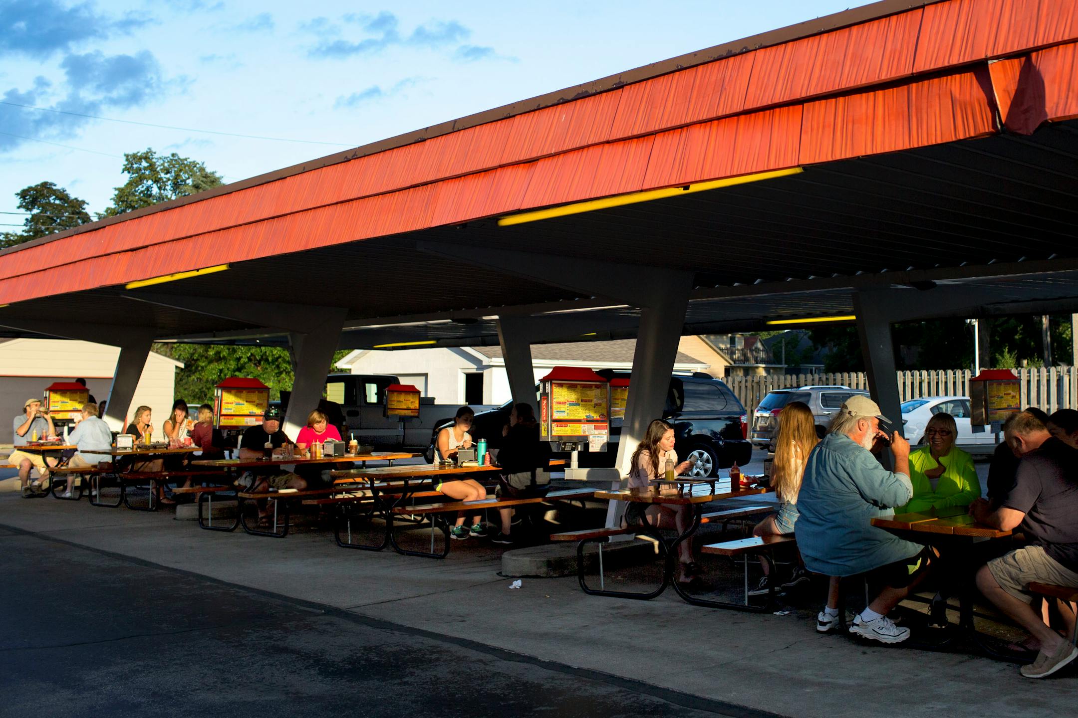 People sit for dinner under the shade at Rudy's Drive-In. ] COURTNEY PEDROZA • courtney.pedroza@startribune.com June 22-24, 2017; Wisconsin restaurants, cafes, bars, bakeries and breweries; Dining along the Mississippi River.