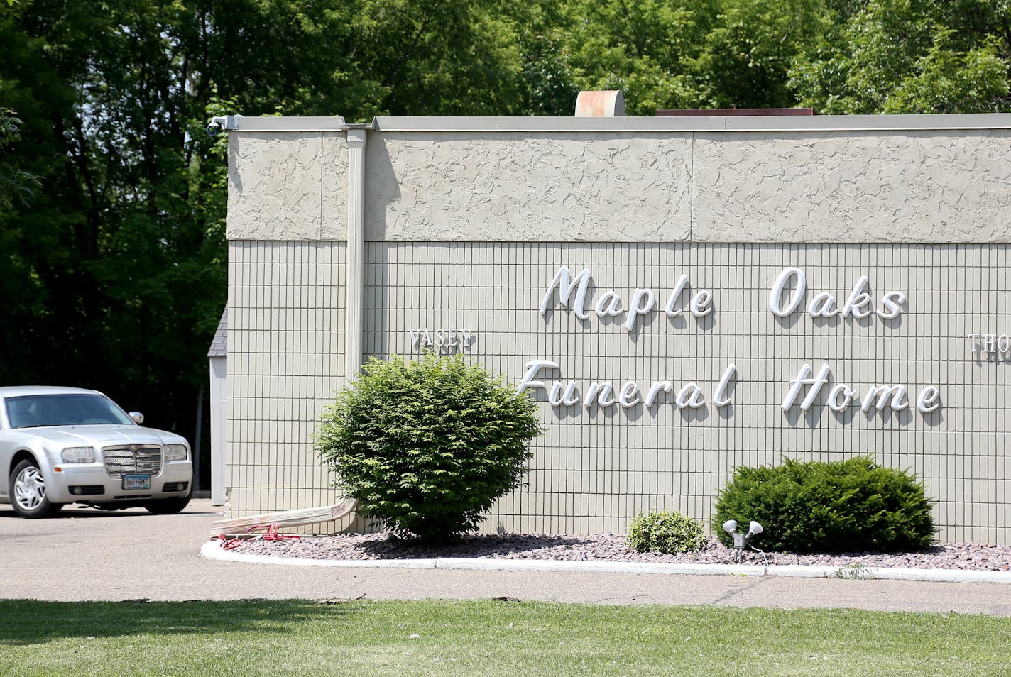 Outside the Maple Oaks Funeral Home. ] (KYNDELL HARKNESS/STAR TRIBUNE) kyndell.harkness@startribune.com Maple Oaks Funeral Home in Maplewood, Min., Wednesday, June 10, 2015.