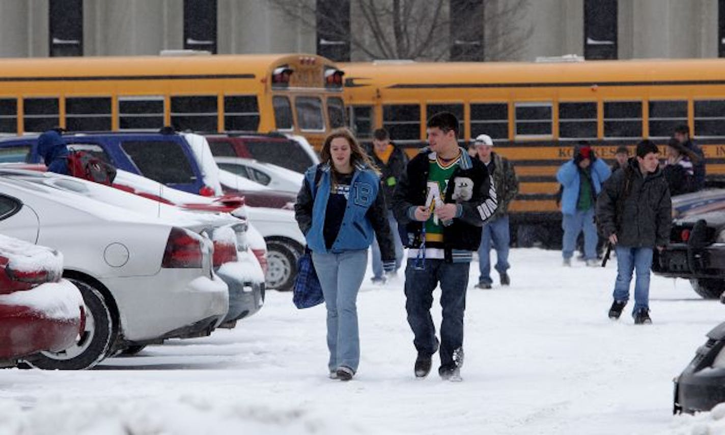 KYNDELL HARKNESS �kharkness@startribune.com 01/06/10Blaine High School on lock down[Blaine High School students headed for their cars after school was canceled for the rest of the day. Before students were released all of the entrances to the school were blocked Thursday morning as a part of a containment lockdown at the school.