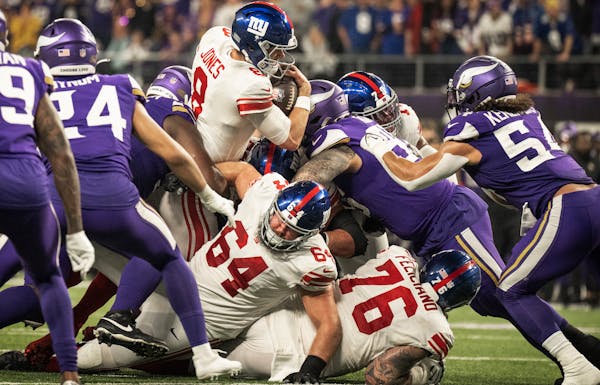 Giants quarterback Daniel Jones ran for a first down against the Vikings on Sunday.