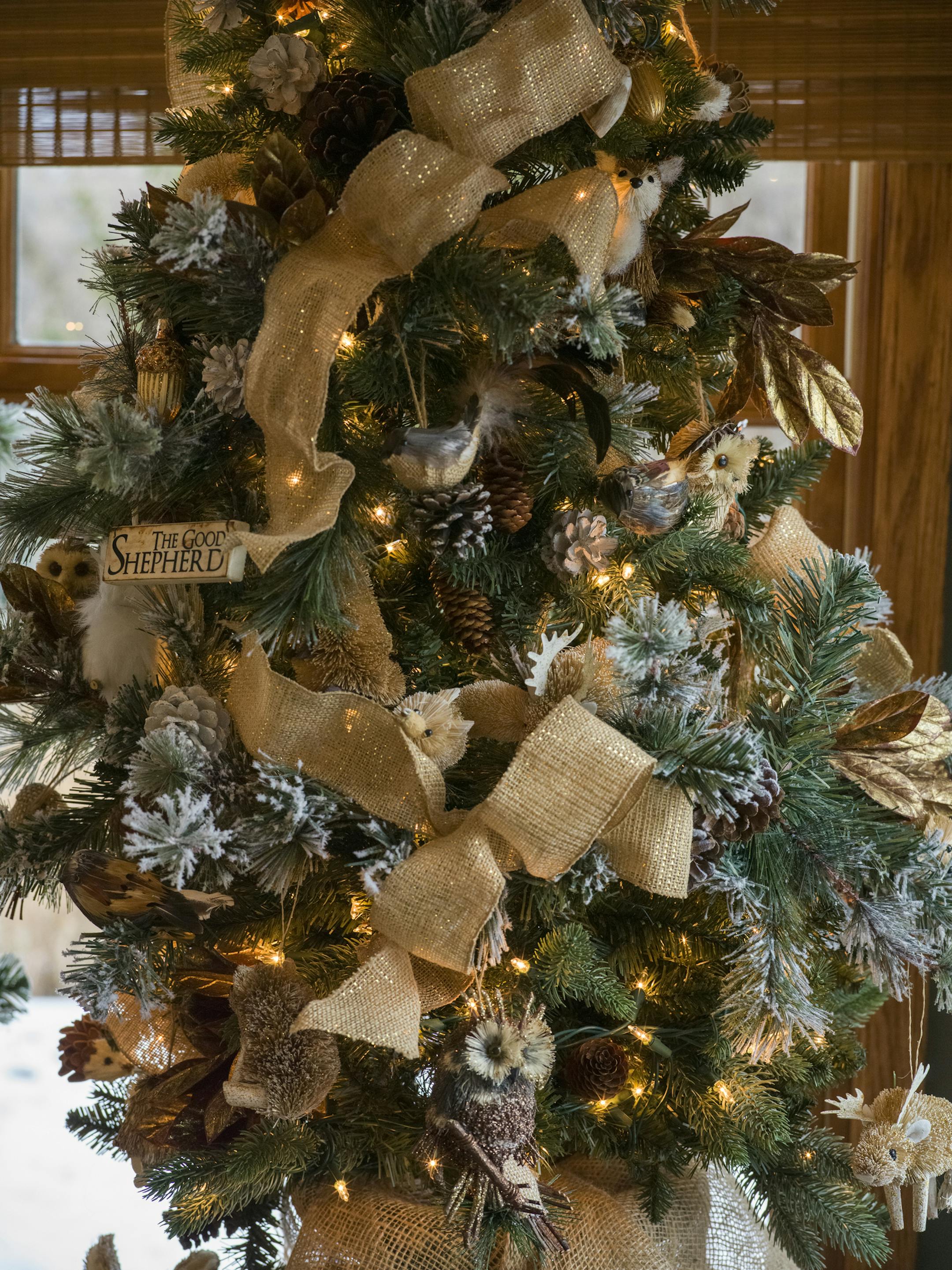 Glenda Nelson and Kate Steinkopf, right have been collaborating on Christmas decorations for the past 12 years. It has become an annual ritual. ] RICHARD TSONG-TAATARII • richard.tsong-taatarii@startribune.com