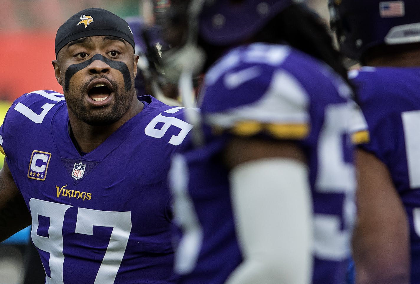 Minnesota Vikings Everson Griffen spoke to teammates during pregame warm ups. ] CARLOS GONZALEZ &#x2022; cgonzalez@startribune.com - October 29, 2017, London, England, UK, Twickenham Stadium, NFL, Minnesota Vikings vs. Cleveland Browns,