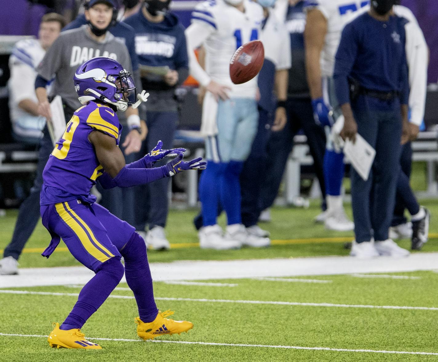 Minnesota Vikings Kris Boyd (29) caught a pass on a fake funt in the second quarter. The play was called back because of a penalty.